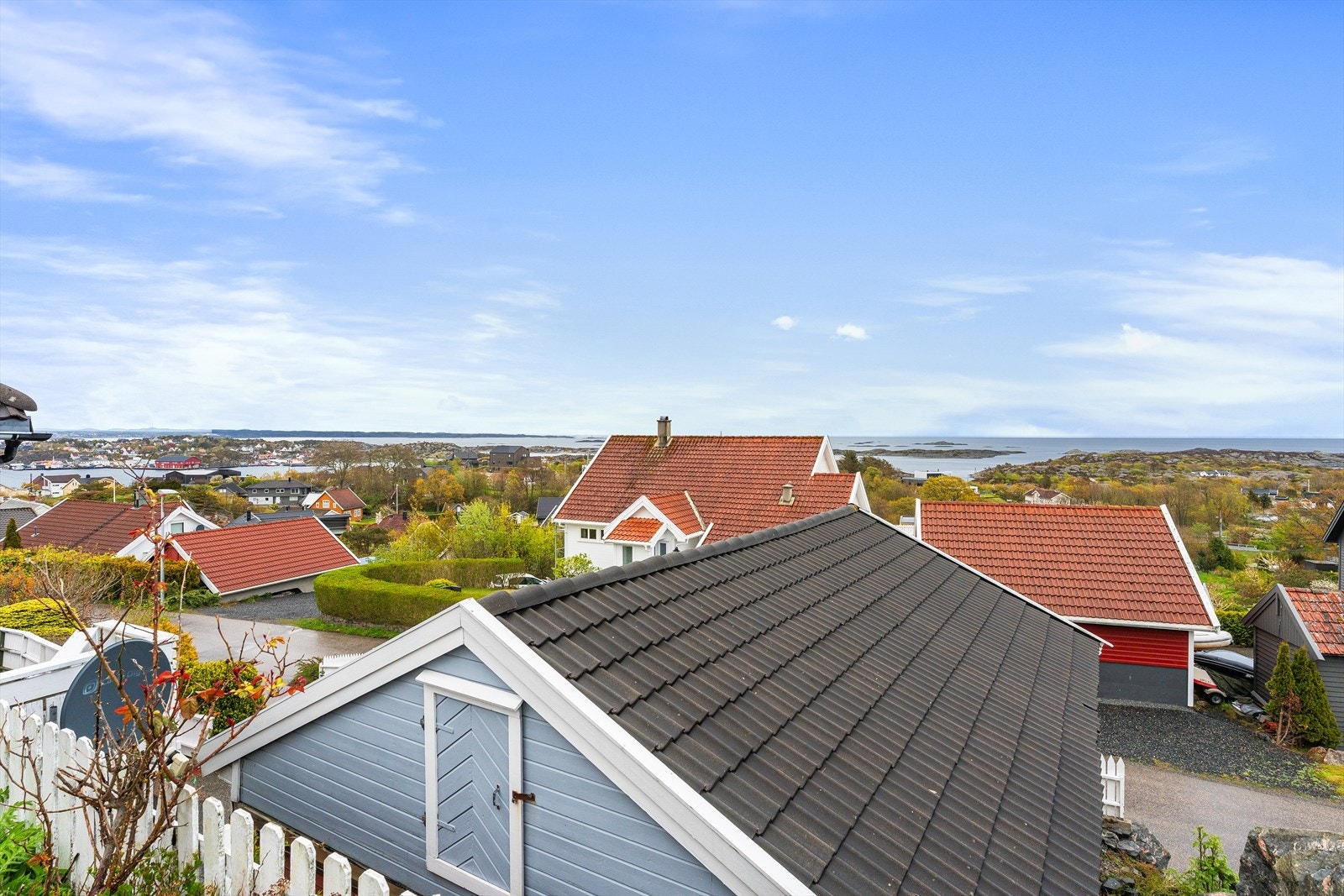 Fra eiendommen har du flott utsikt utover hvor du ser mot Mæbøsfjorden og videre mot horisonten. Galleribilde