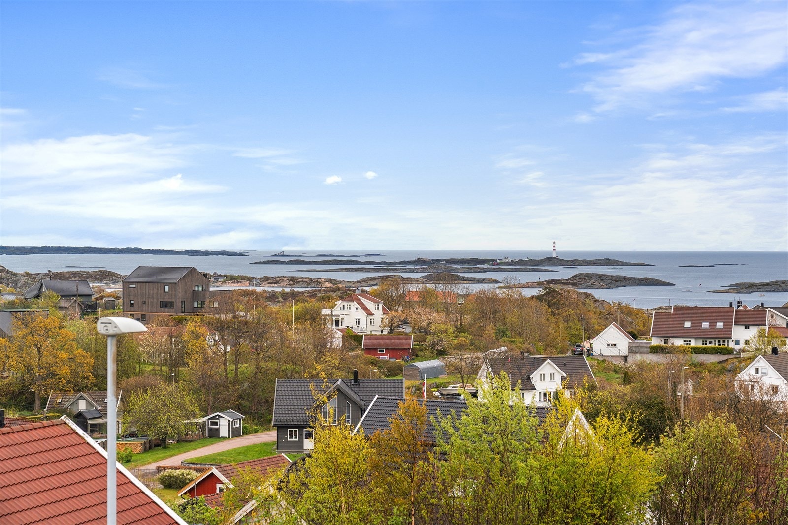 Fra hagen har du nydelig sjø- og havutsikt! Du kan se til Oksøy Fyr, mot innseilingen til Kristiansand, samt mot omkringliggende øyer i skjærgården utenfor Flekkerøy. Galleribilde
