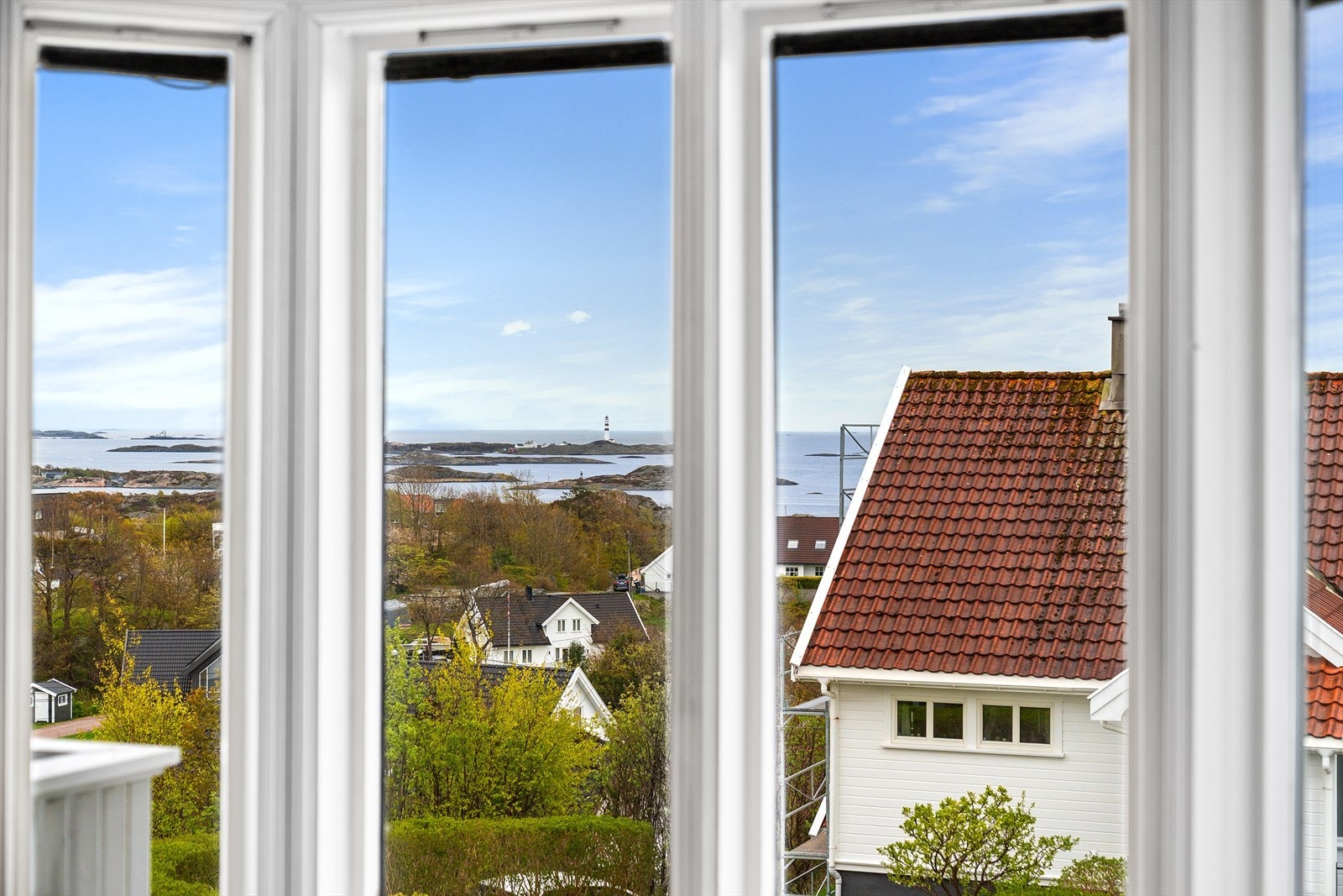 Fra vinduene i stuen kan du sitte inne å se ut mot Oksøy Fyr. Galleribilde
