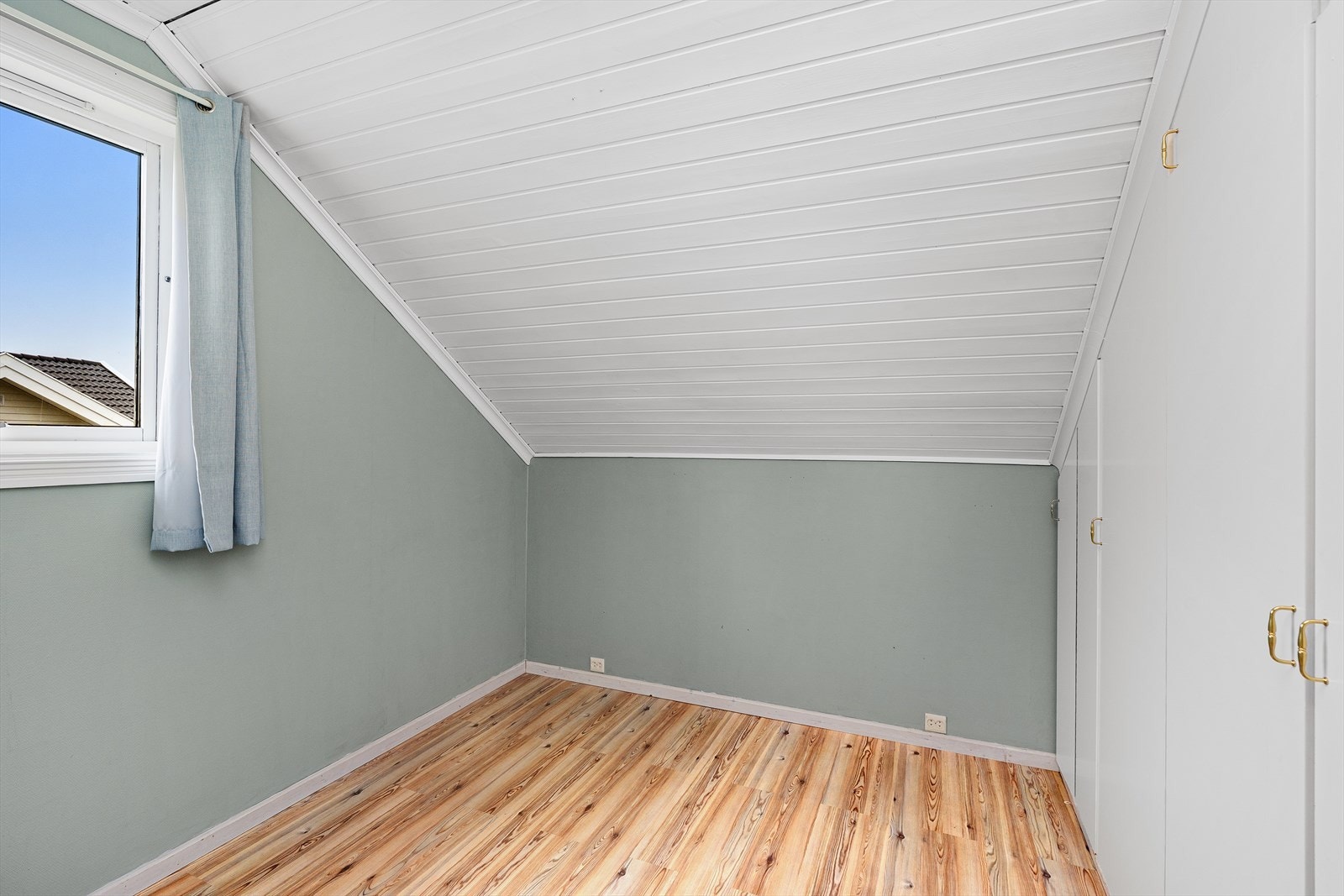 Hovedsoverommet er av god størrelse med plass til dobbeltseng med tilhørende nattbord, samt innebygget garderobe. Galleribilde