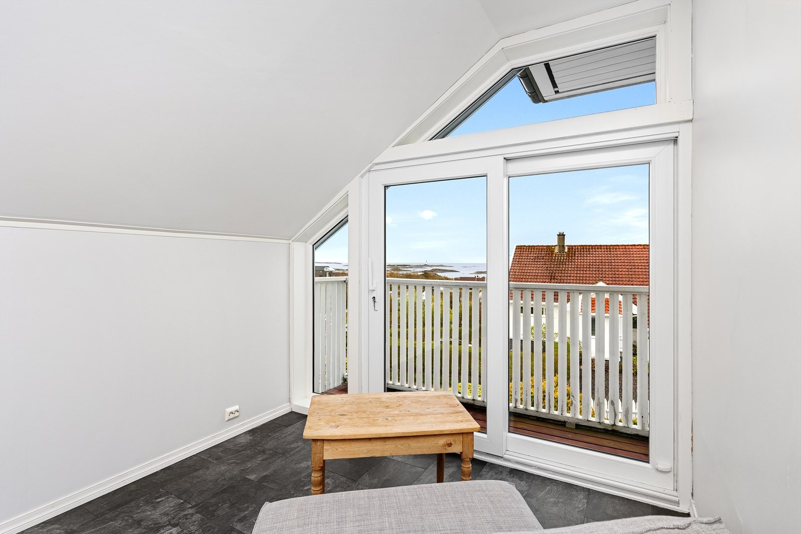 Tilbygget i tilknytting til kjøkkenet er av meget god størrelse med plass til et skikkelig langbord om ønskelig. Det er downlights i himlingen, samt utgang til en balkong. Galleribilde