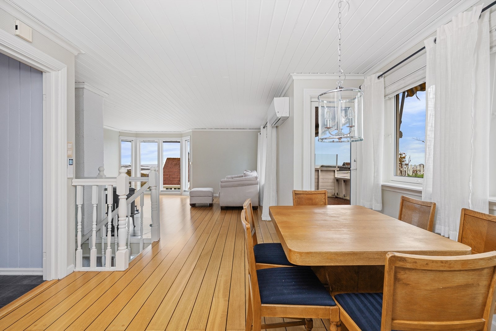 Like ved døren ut til terrasse og hageområdet er det plass til en spisestue. Du har forøvrig meget god plass på kjøkkenet til langbord og mange gjester! Takluken i dette rommet tar deg til kaldtloftet. Galleribilde