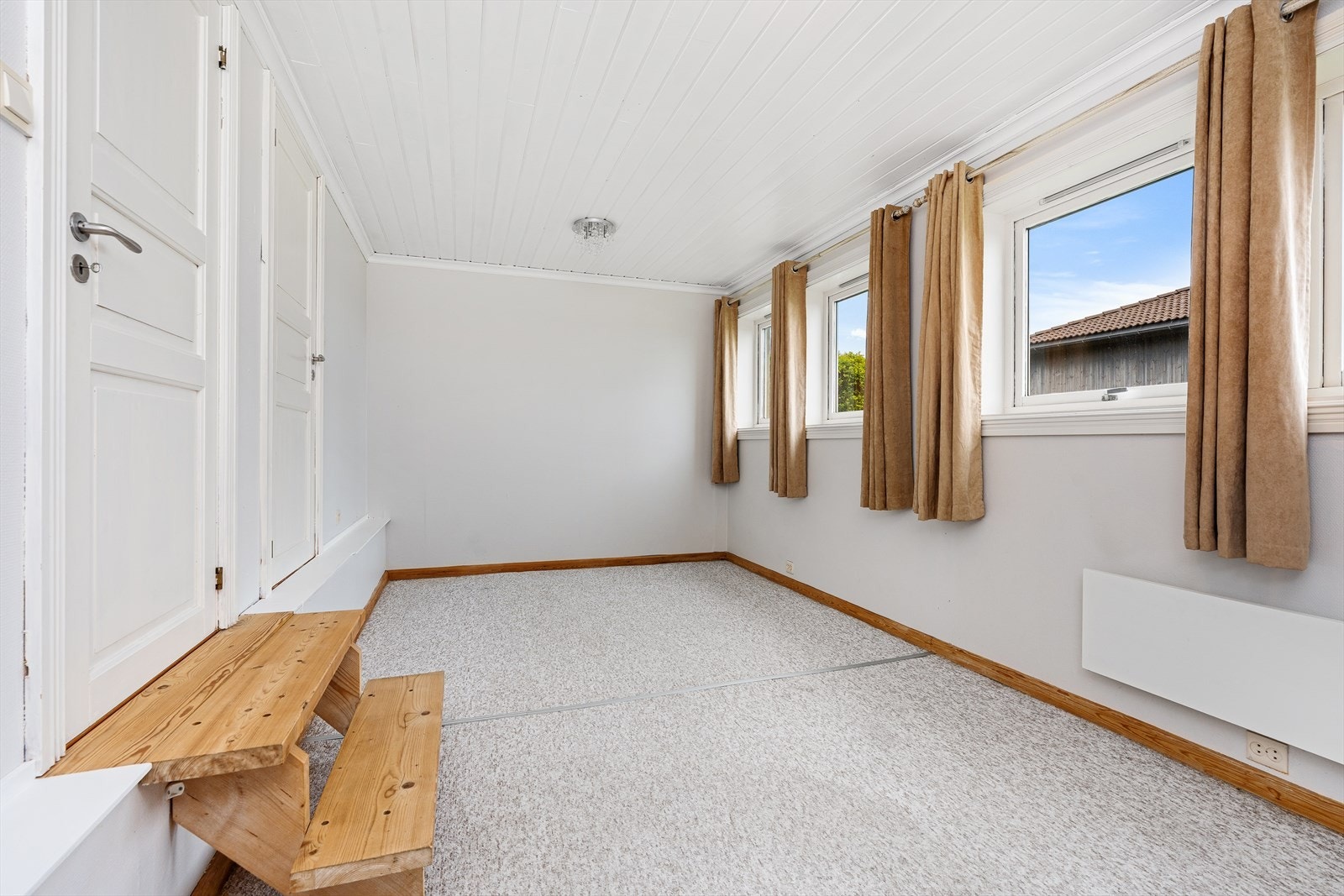 Dette rommet er opprinnelig godkjent for 2 soverom, men er i dag slått sammen til et rom. Tidligere benyttet som en ekstra stue. Galleribilde