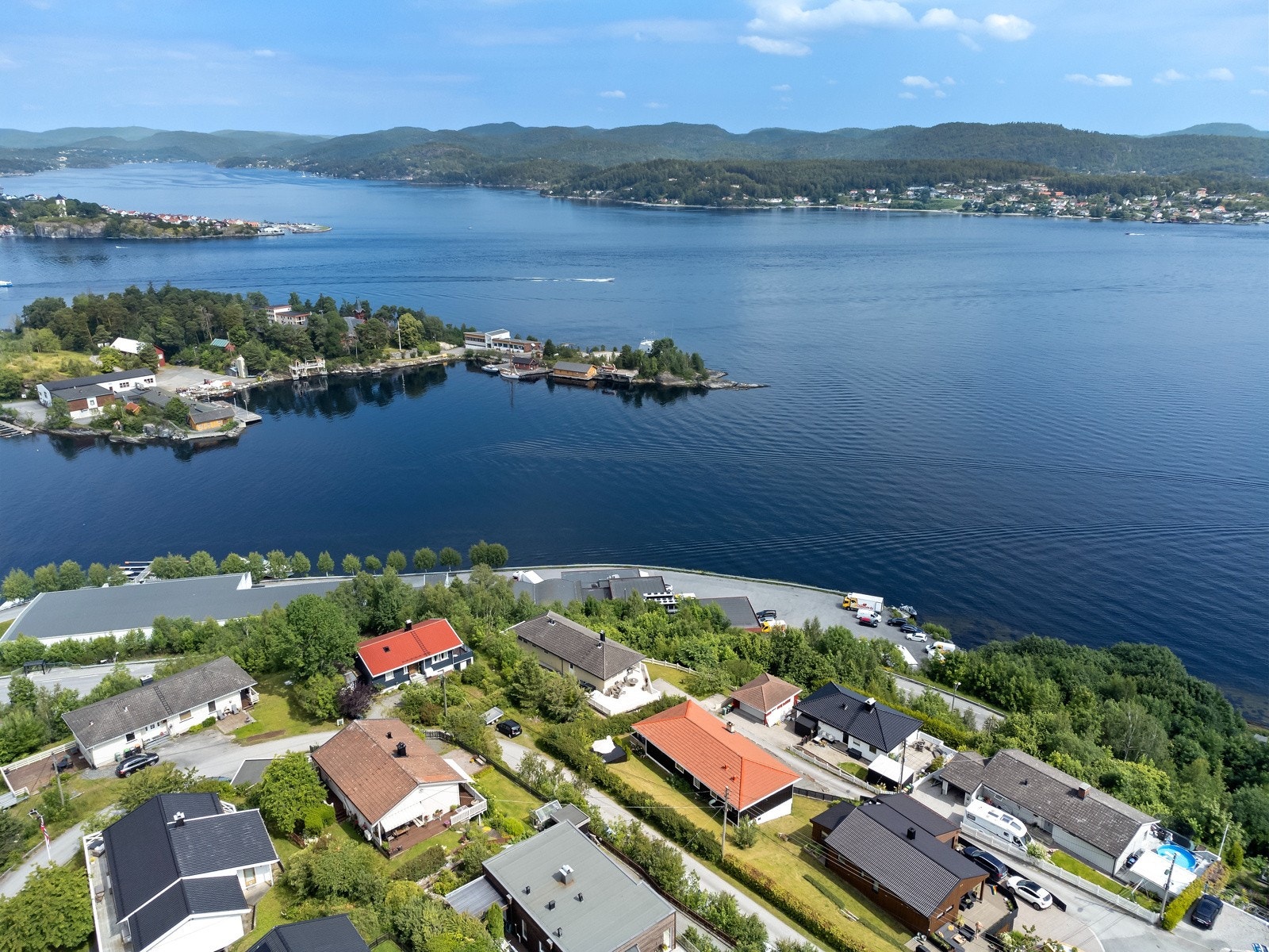 Bunesåsen er en skjult perle for de fleste. Her bor man i et stille og rolig område uten gjennomgangstrafikk, samtidig som man bor "midt i smørøyet" av det Stathelle har å by på. Galleribilde