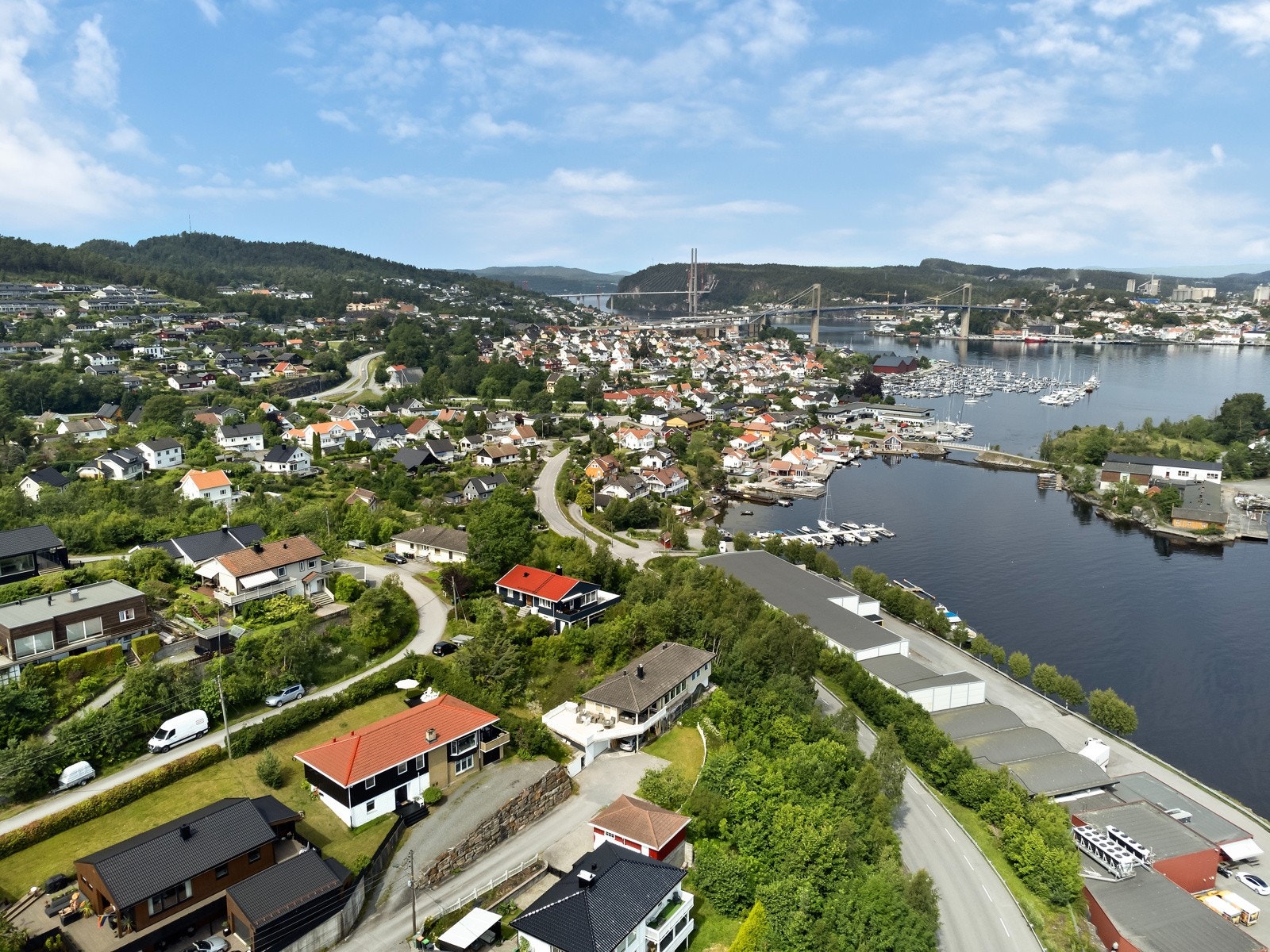 Fin beliggenhet sentralt på Stathelle, med nydelig panorama utsikt utover sjøen. På denne eiendommen kan en sitte i stuen og se inn hele Eidangerfjorden og ut Langesundsfjorden....unik utsikt !. Gode solforhold. Store usjenerte utsiktsterrasser. Meget kor Galleribilde