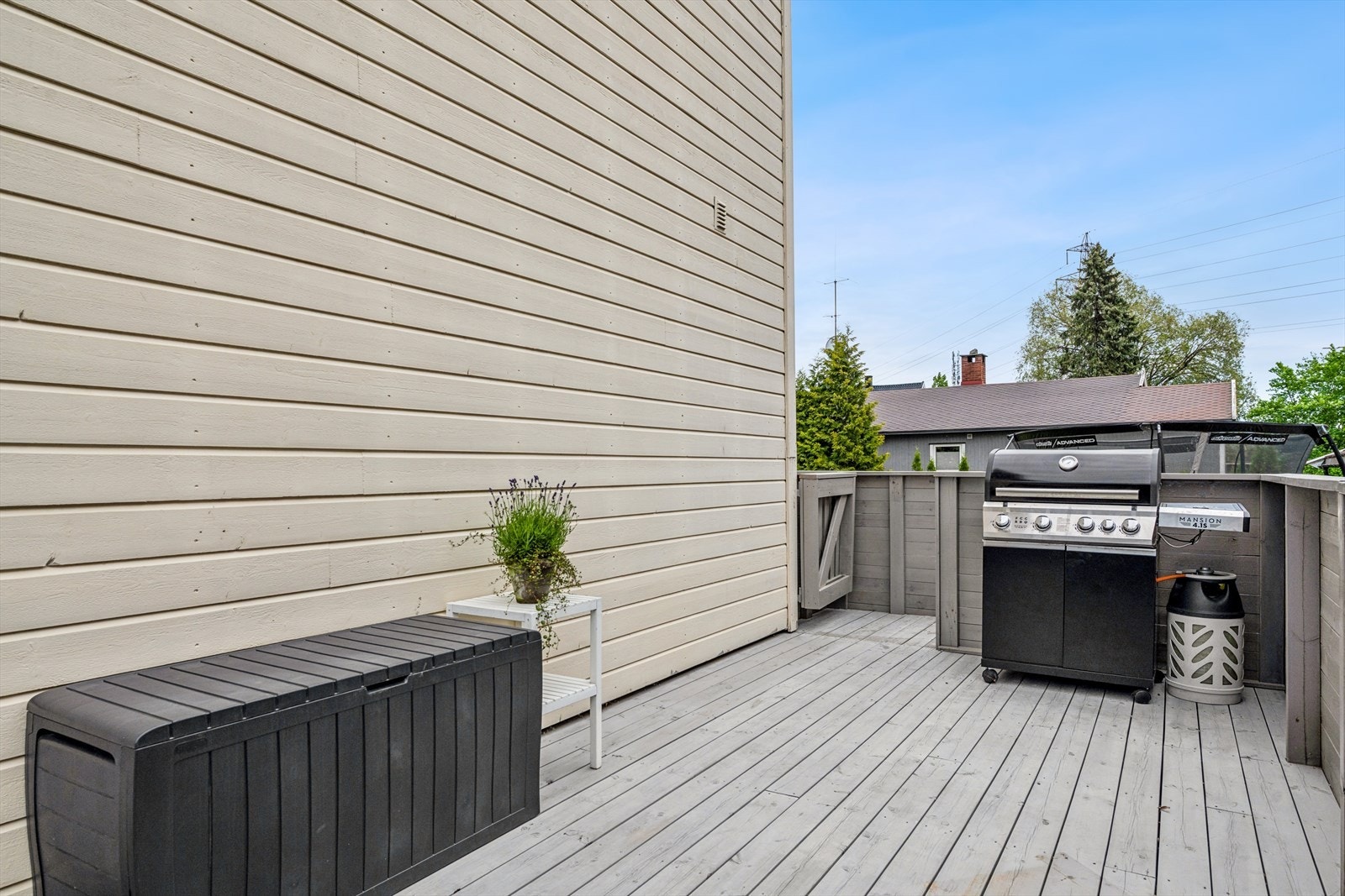Fra stuen er det direkte adkomst til en hyggelig terrasse med gode solforhold. Galleribilde