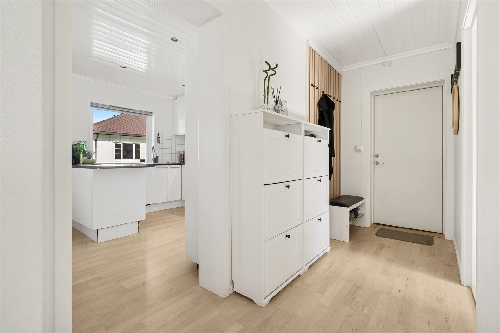 Boligen har en romslig entré med god plass til sko, støvler og yttertøy. Galleribilde