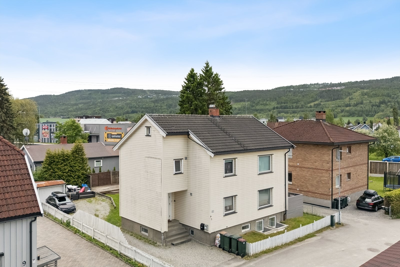 En svært hyggelig halvpart tomannsbolig beliggende i en barnevennlig og rolig gate. Galleribilde