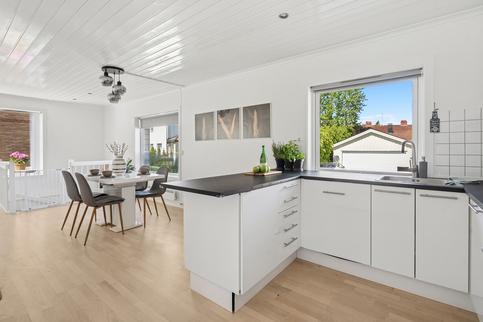 De store vindusflatene slipper inn godt med dagslys og gir en svært god romfølelse. Galleribilde