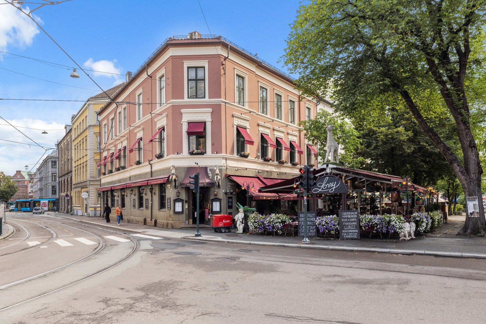 Fra leiligheten er det umiddelbar nærhet til rekreasjon i Slottsparken og varierte shoppingmuligheter i Bogstadveien. Galleribilde
