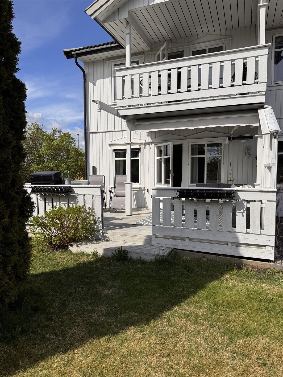Her er det god plass til utemøbler, og en levegg mot øst skjermer for innsyn. Selgers eget bilde. Galleribilde