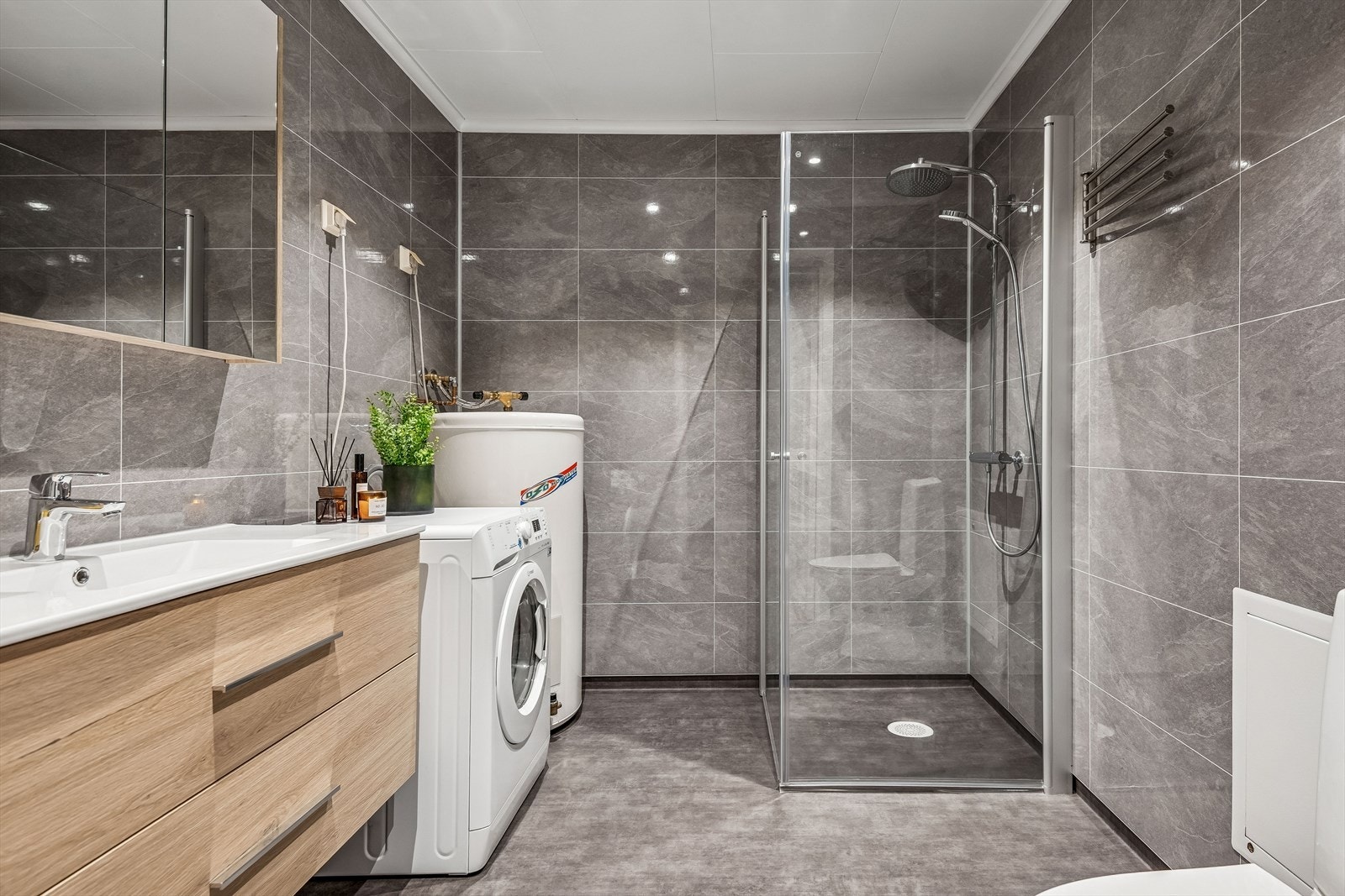 Badet ble oppgradert i 2025 og har baderomsplater på veggene og servant i innredning. Galleribilde
