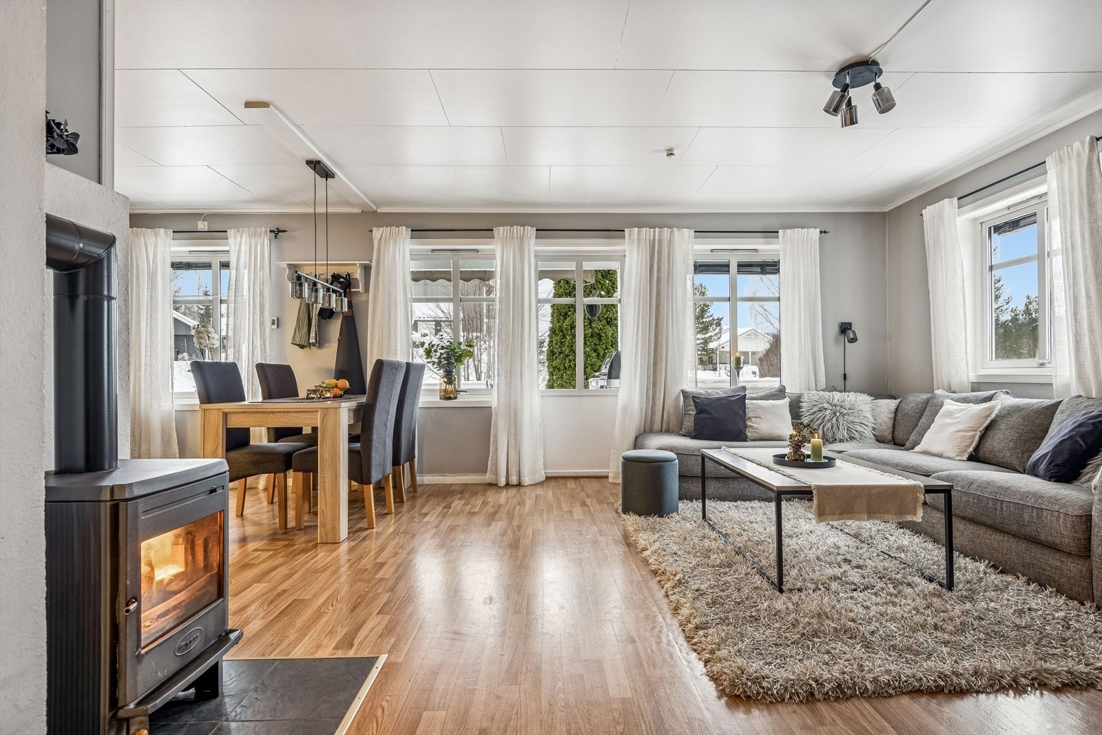 Vedovnen i stuen er plassert på fliser og gir både varme og en hyggelig atmosfære. Galleribilde