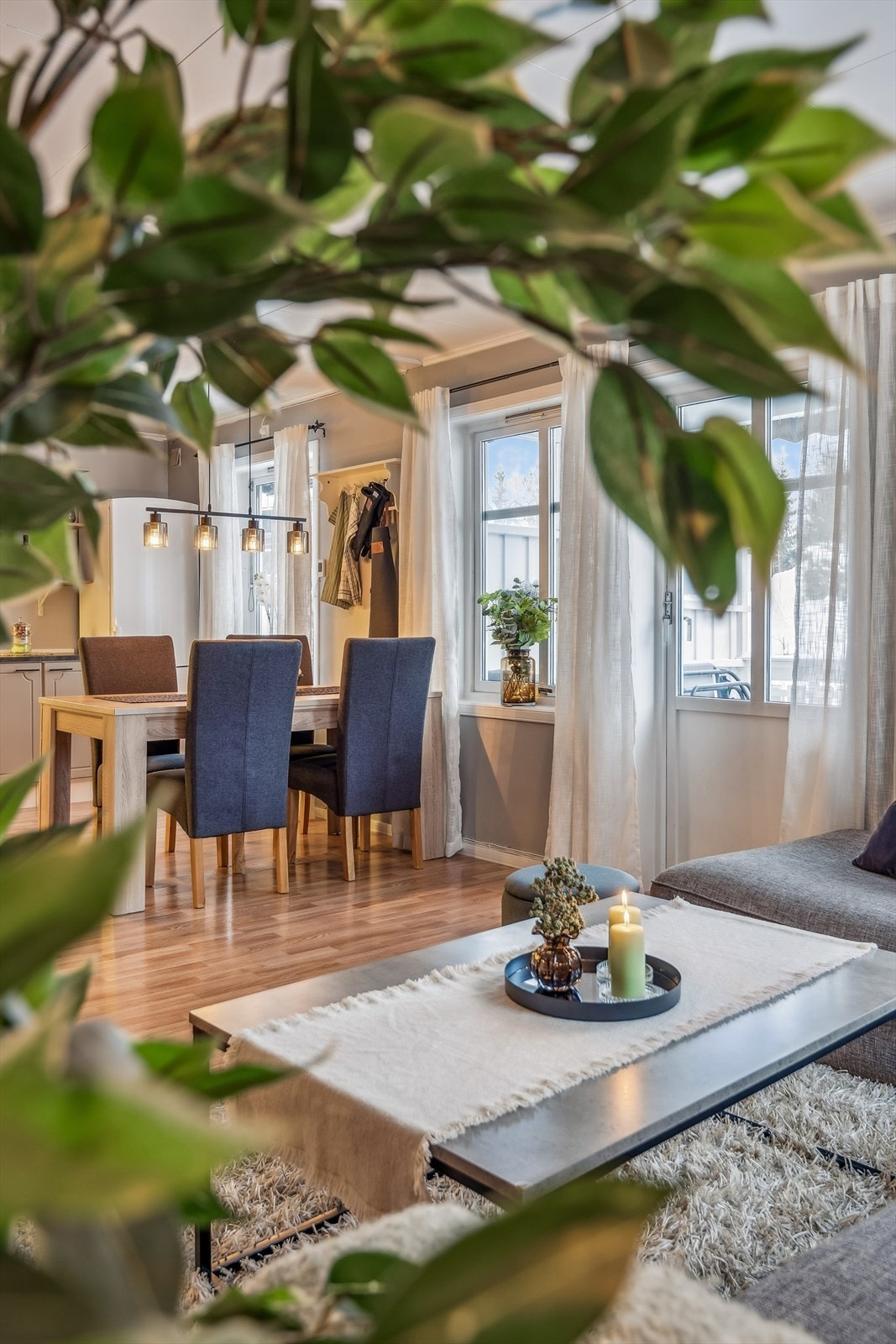Stuen er lun og lettmøblert Galleribilde