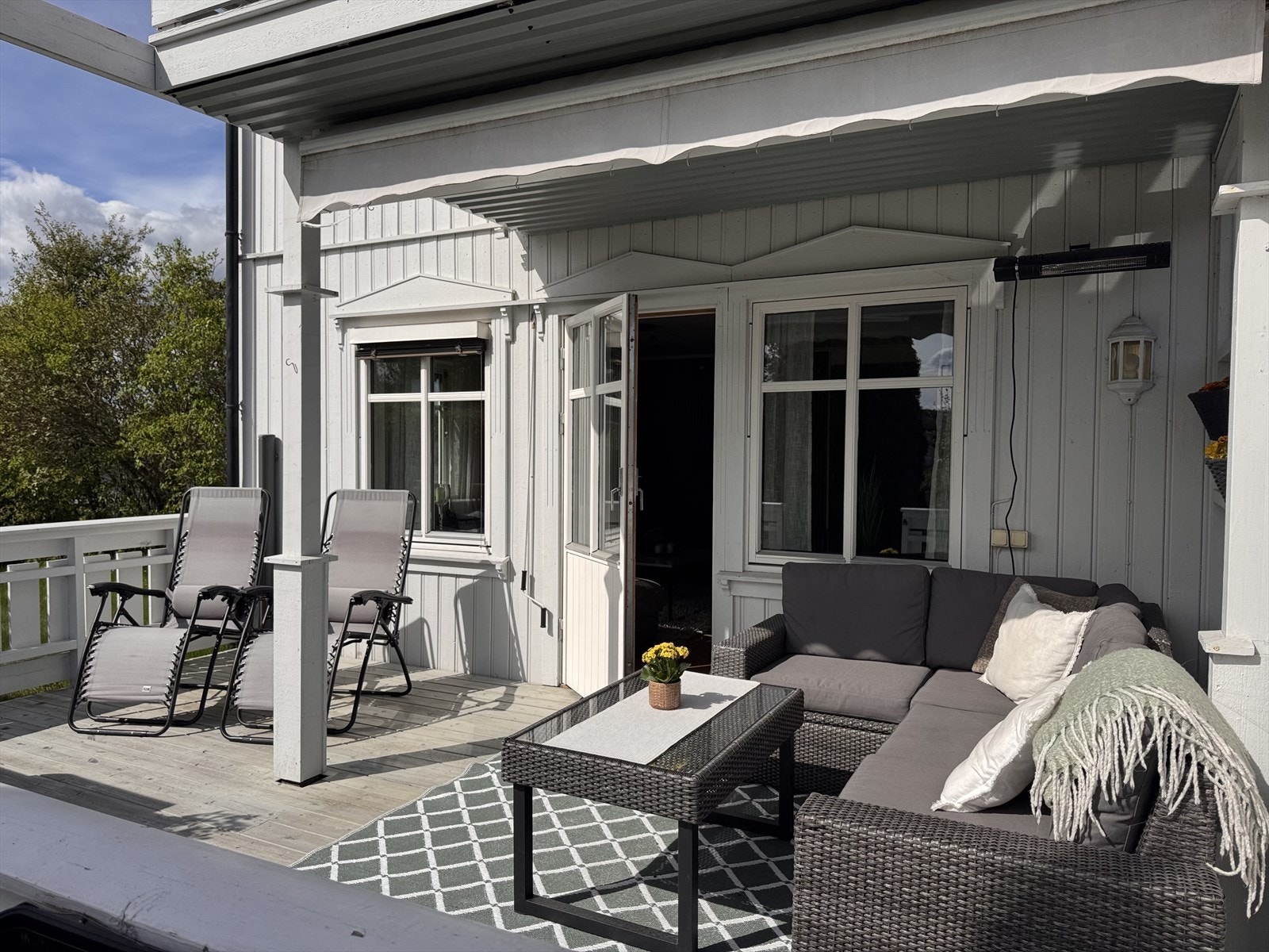 Terrasse har levegg mot øst som gir en lun uteplass og trapp ned til et romslig plenareal. Selgers eget bilde. Galleribilde