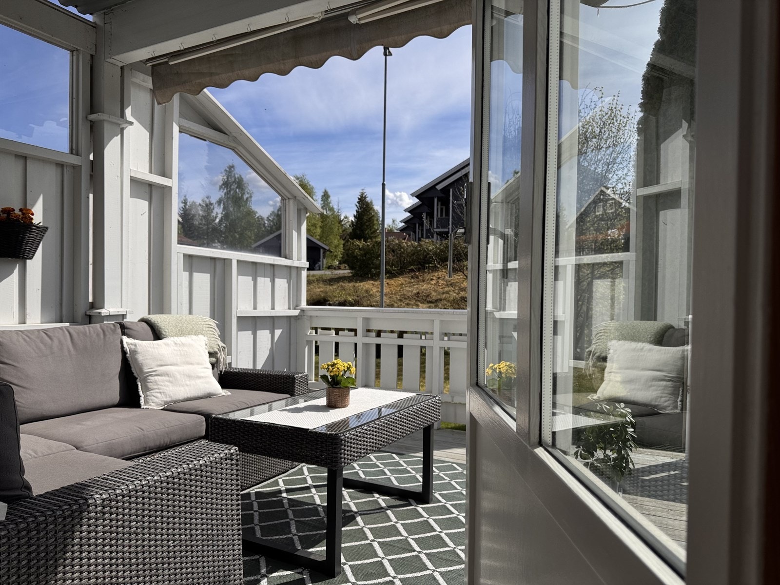 Utgang fra stuen til delvis overbygget sydvendtvendt terrasse på 19 m². Selgers eget bilde. Galleribilde