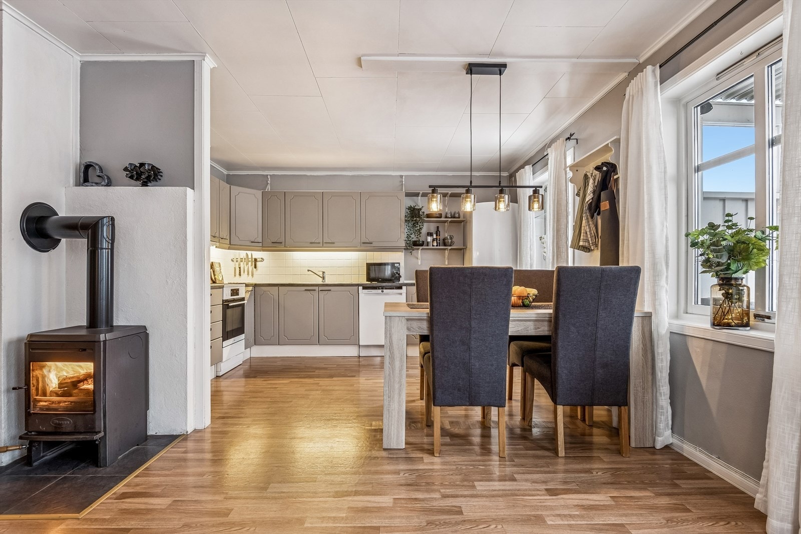 Den gjennomgående planløsningen gir en god flyt mellom spiseplass og kjøkken. Galleribilde