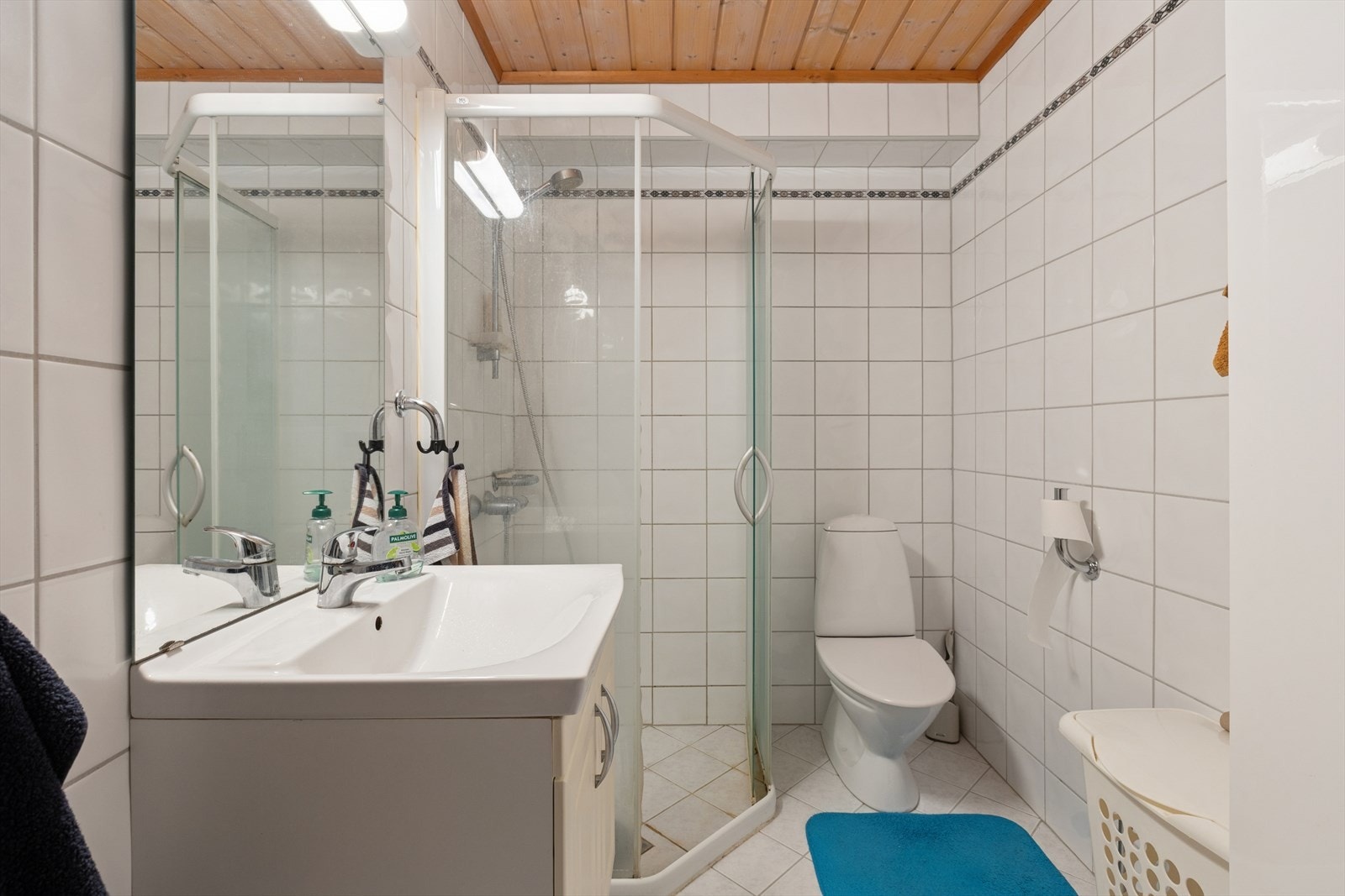 Badet har flislagte flater og opplegg for vaskemaskin. Galleribilde