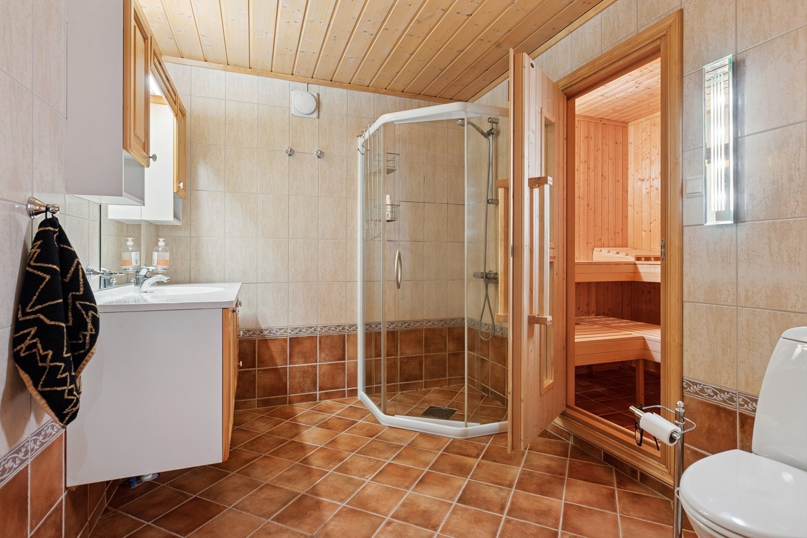 I tilknytning til badet i underetasjen er det en egen badstue med ovn og benker. Galleribilde