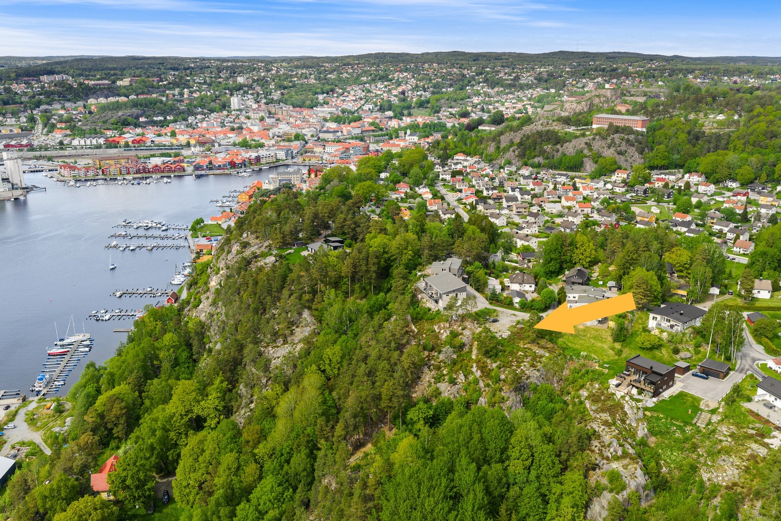Utrolig sjelden man kommer over en slik mulighet - utsikt, 5 minutter til byen og turløyper i umiddelbar nærhet! Galleribilde
