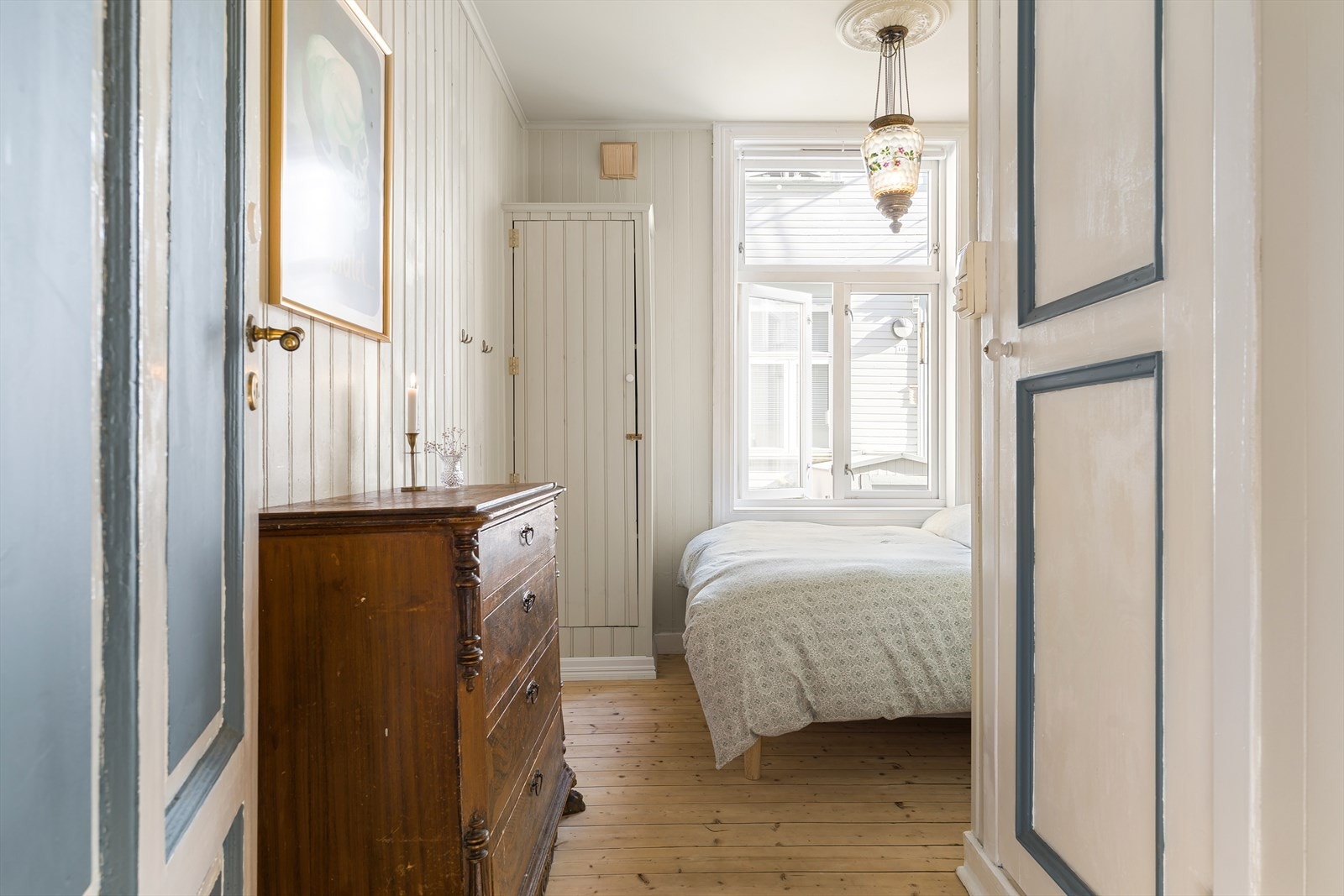 Leiligheten har et separat soverom på ca. 8 m² som vender inn mot en skjermet og rolig bakgård. Galleribilde