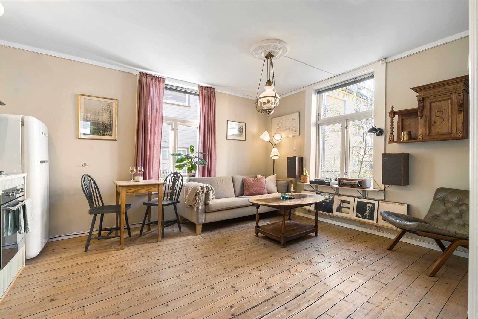 Velkommen til Båhus gate 14H! Alexandra Muravskaya v/Heimdal Eiendomsmegling har gleden av å presentere en sjarmerende 2-roms bygårdsleilighet på 30 m² som vender inn mot en koselig bakgård på Øvre Møllenberg.
Foto: Krogstad og Nervik foto. Galleribilde