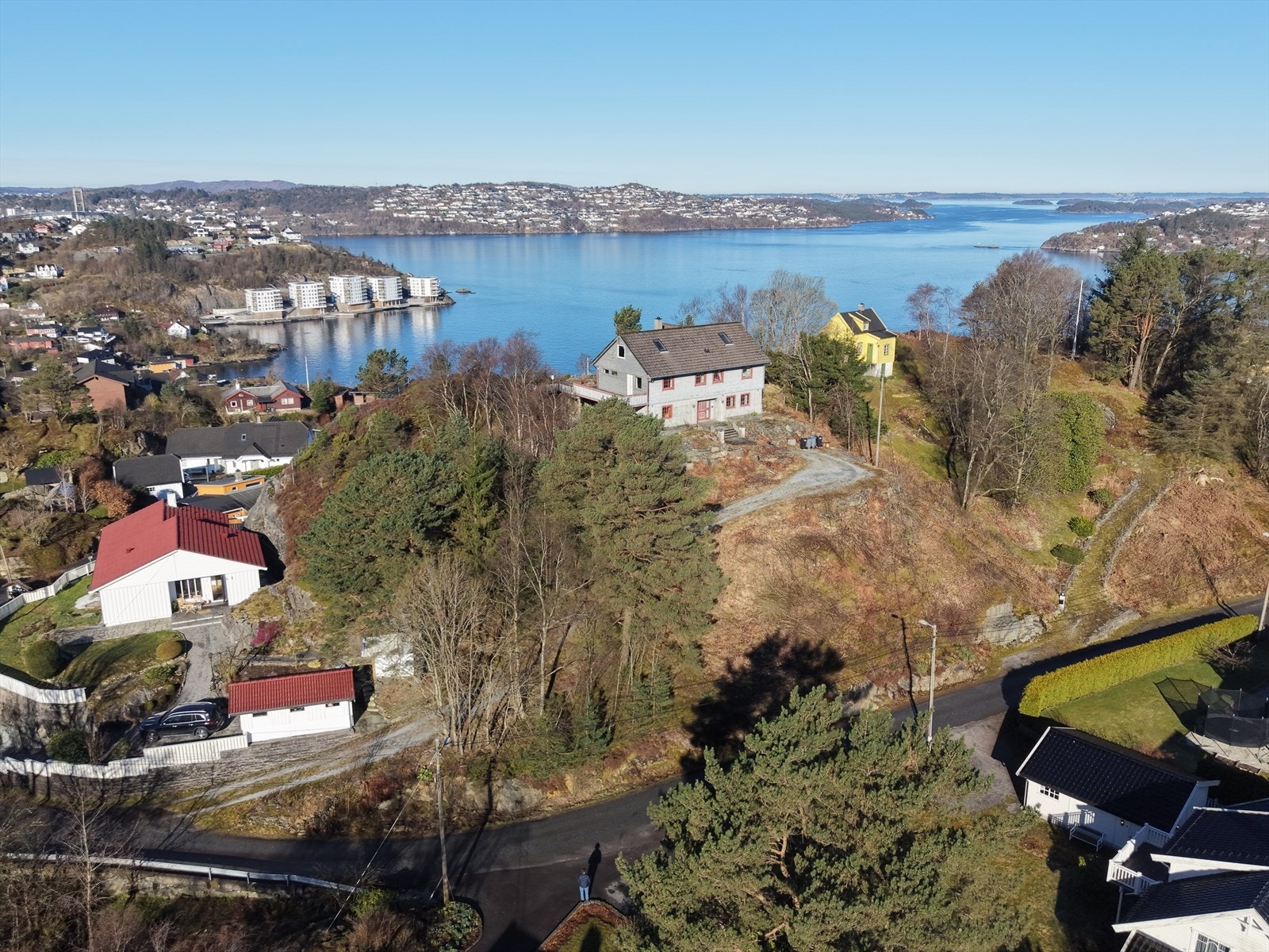 Det er adkomstvei som går gjennom nedre del av tomten Galleribilde