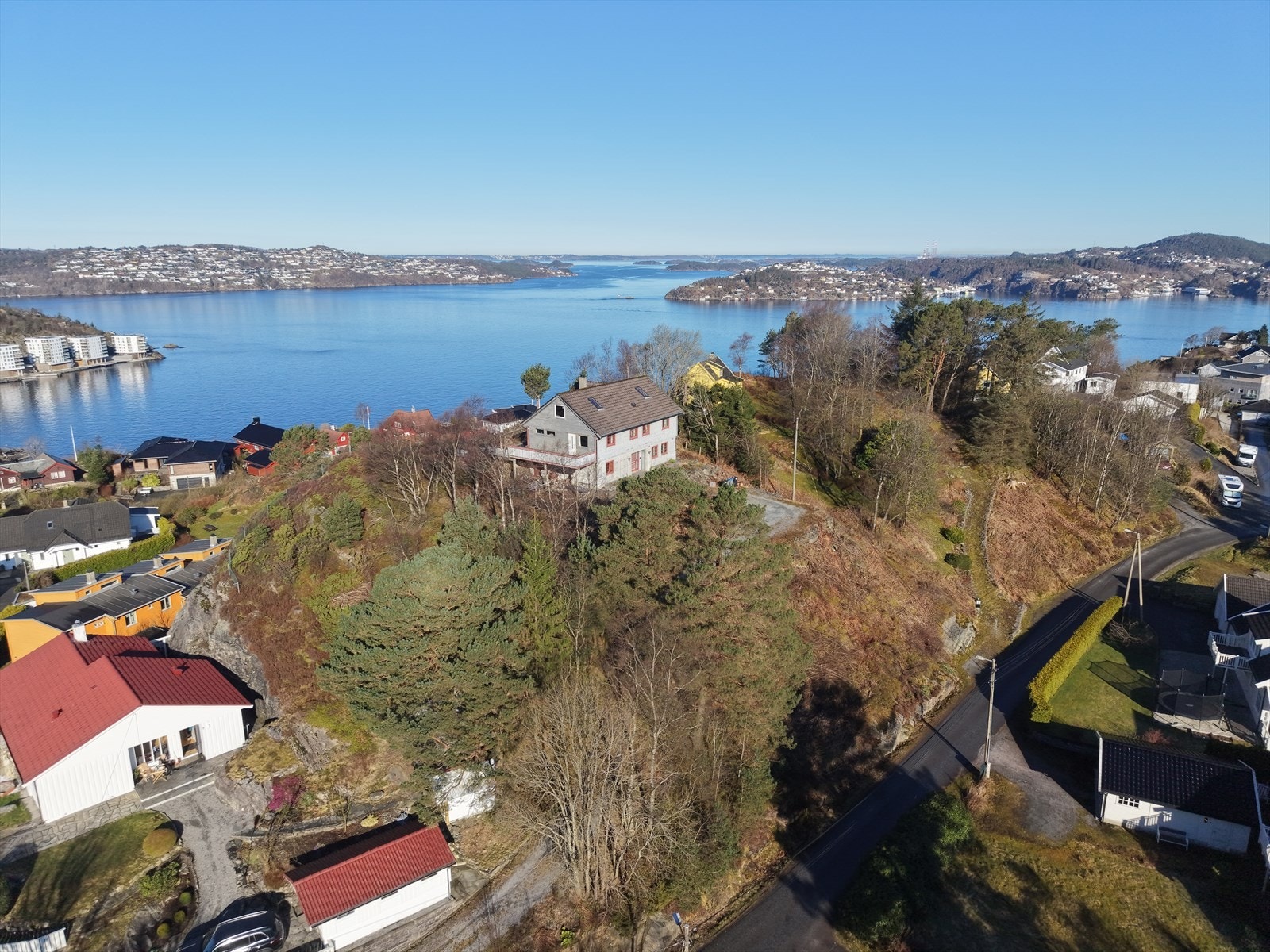 Høyt og fritt med fantastisk utsikt mot fjorden Galleribilde