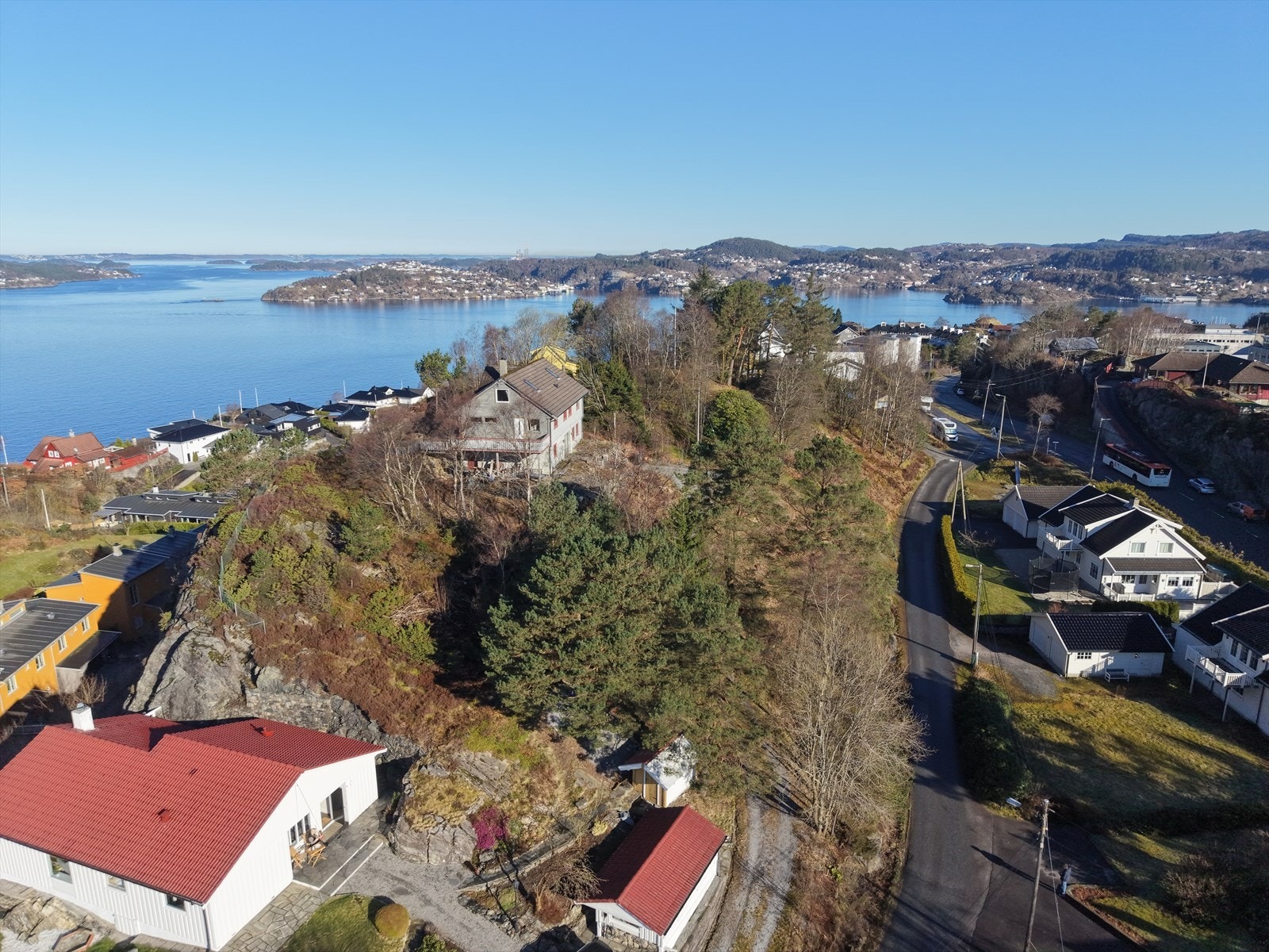 Tomten ligger med en av områdets bedre plasseringer, hvor man får sol og sjøutsikt Galleribilde