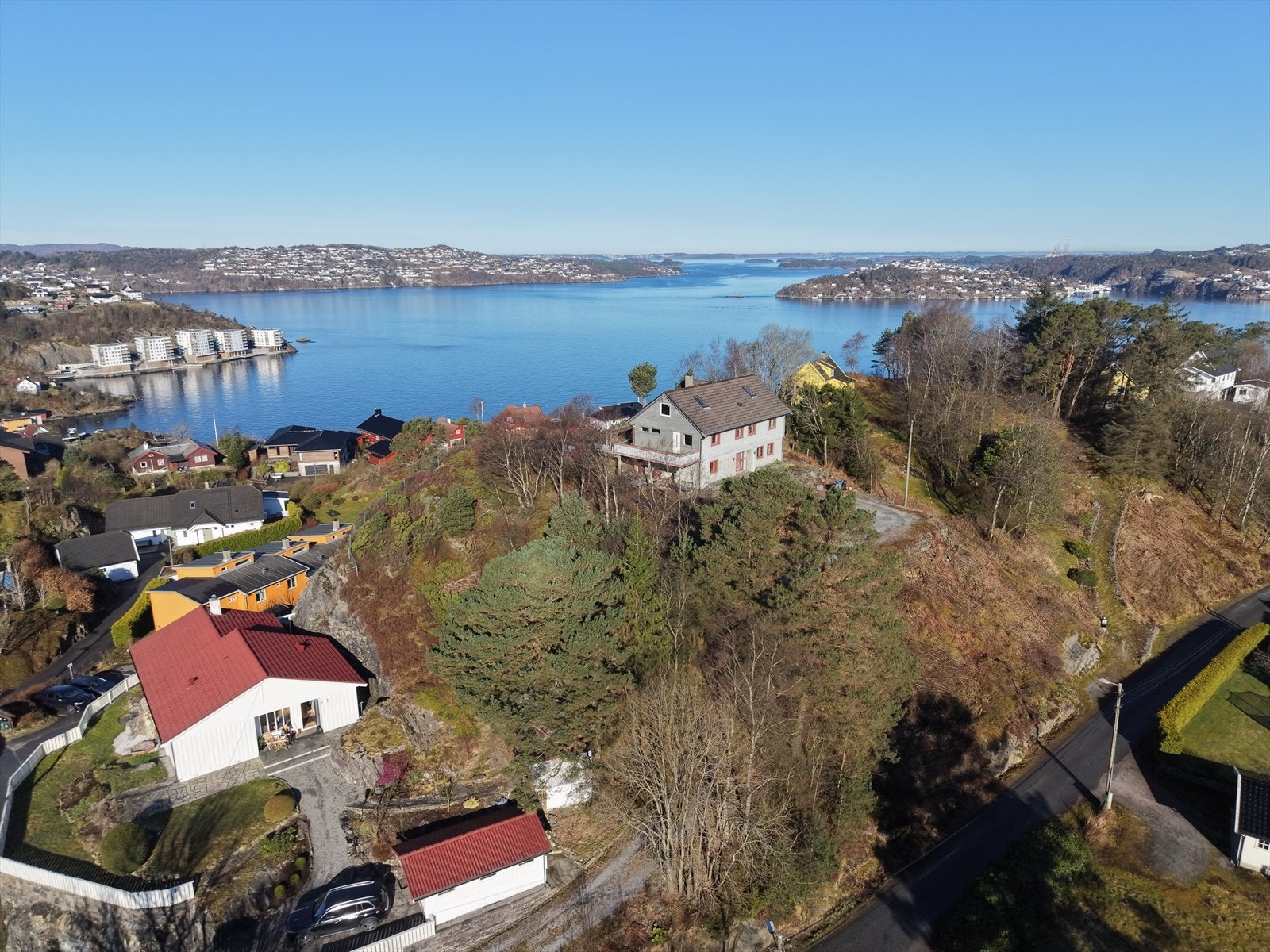 EiendomsMegler 1 Åsane Sjelden sjanse! Fantastisk beliggende tomt på en høyde og vestvendt utsikt mot fjorden