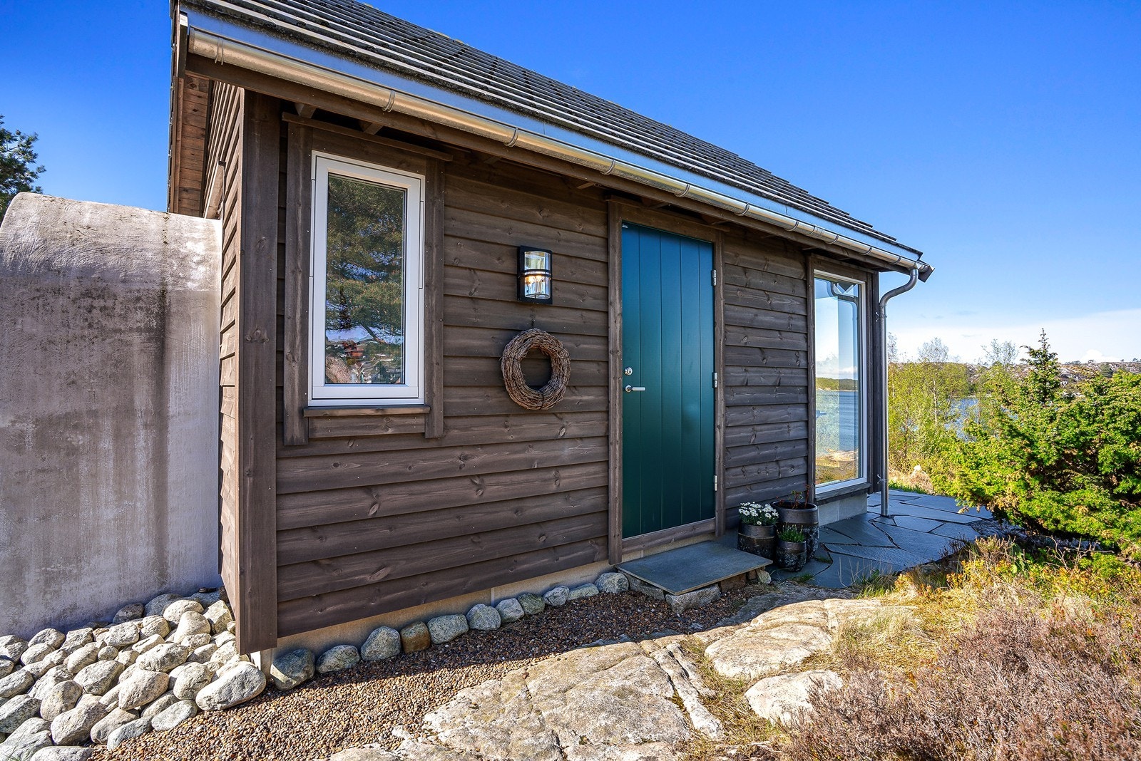 På tomten står også et nyere anneks/eldhus Galleribilde