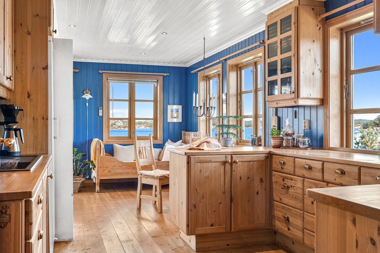 Også her gir vinduene nydelig utsikt mot sjøen og den vakre skjærgården. Galleribilde
