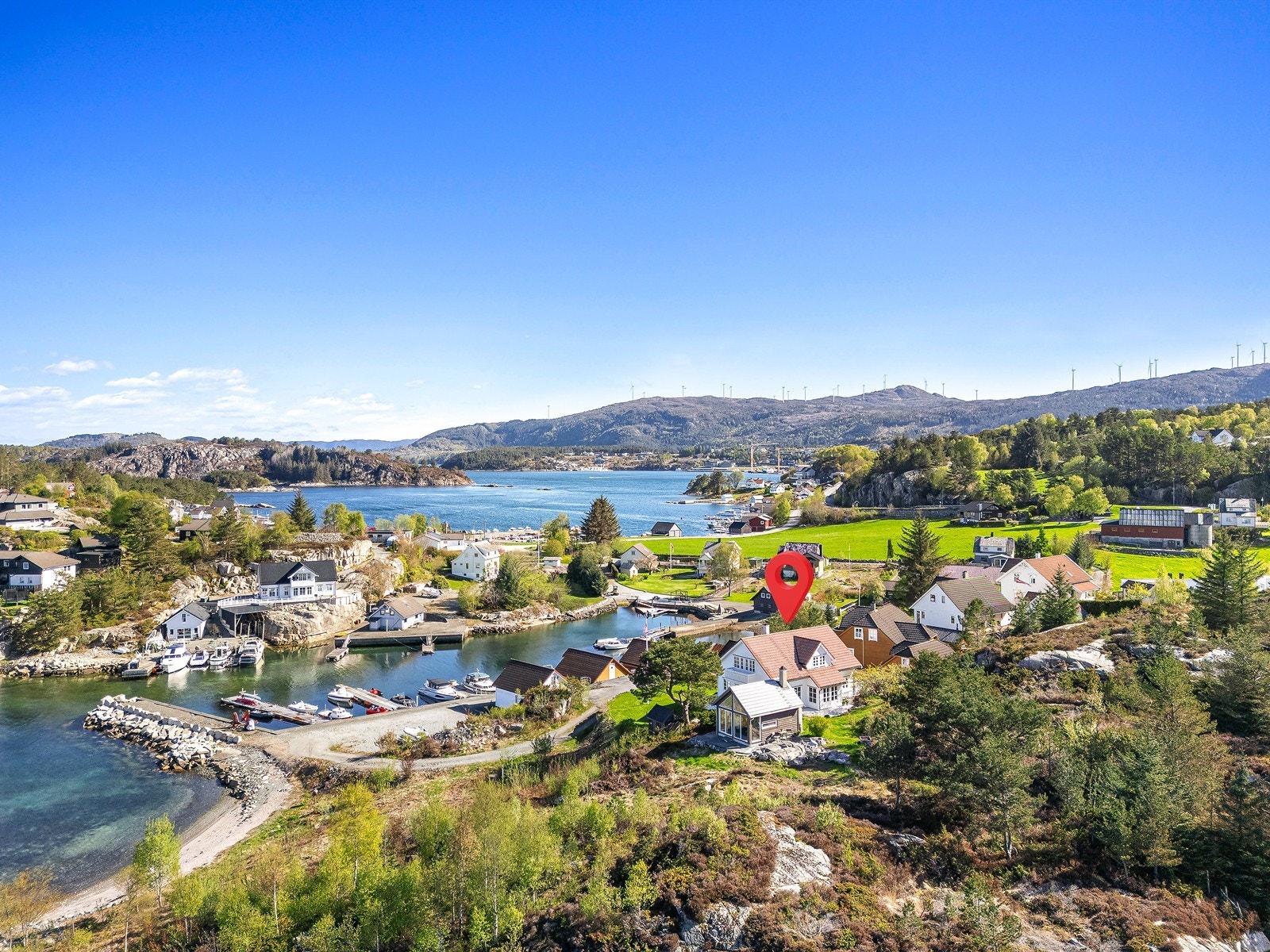 En sjelden eiendomperle med fantastisk beliggenhet ved sjøen samt egen nausttomt i ende med flytebrygge og kai. Galleribilde