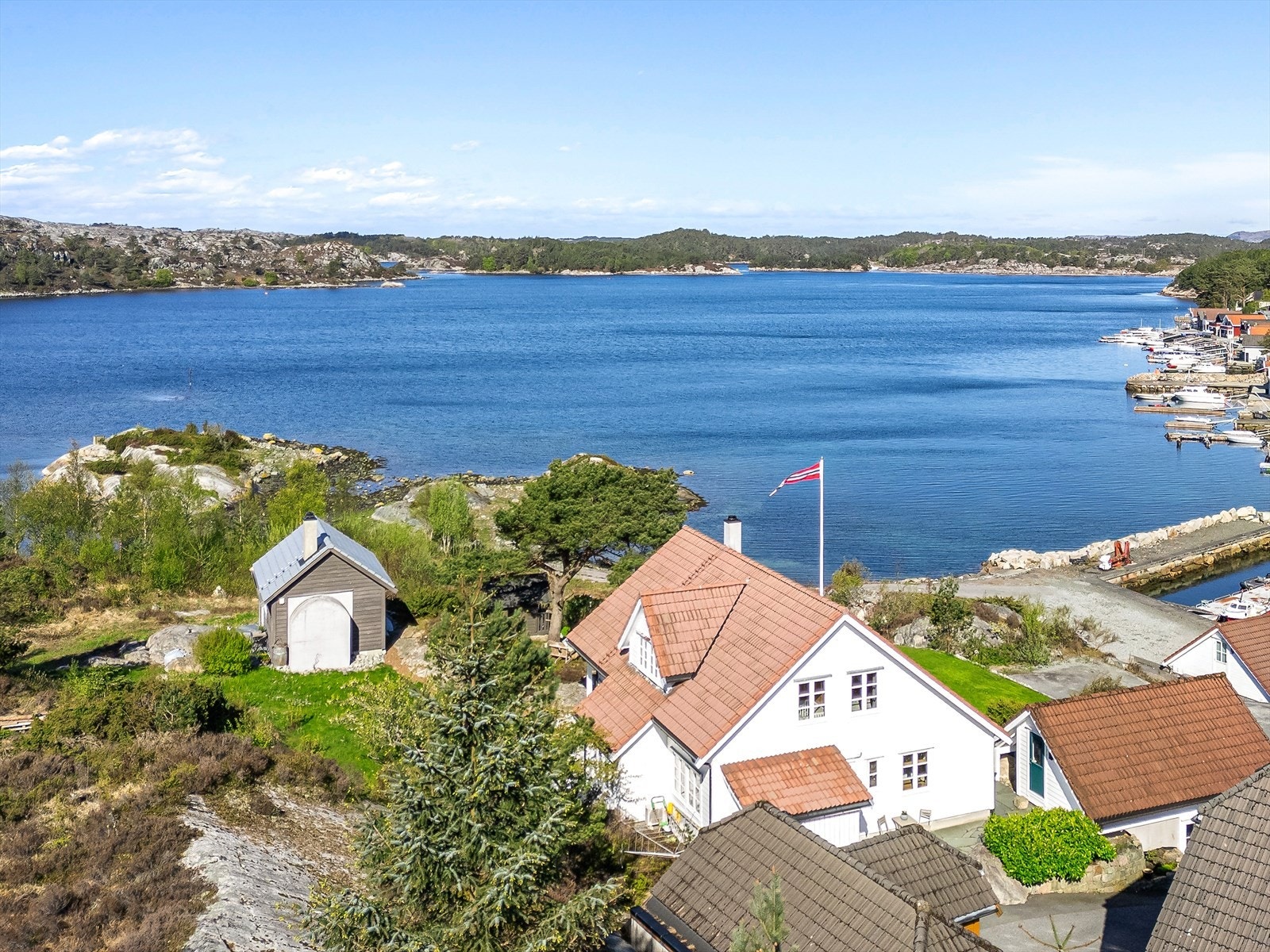 Velkommen til Nordresjøvegen 58- presentert av Gudny Eldøy v/Eiendomsmegler Norge. Eiendommen har en unik og flott beliggenhet ved sjø. Galleribilde