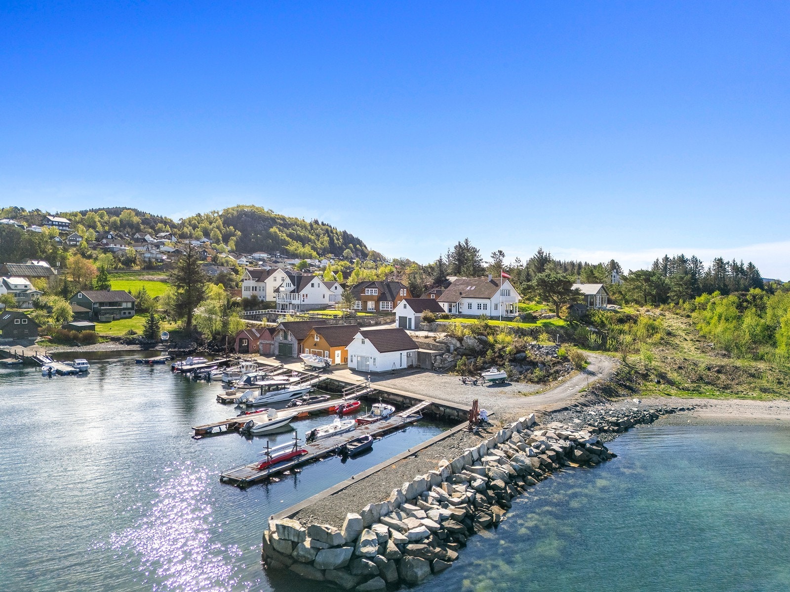 Eiendomsperle ved sjøen med planert nausttomt, brygge og molo. Eget eldhus/ anneks med vedfyrt bakerovn. Nydelig utsikt til badestrand og Fitjarøyene. Må ses. Galleribilde