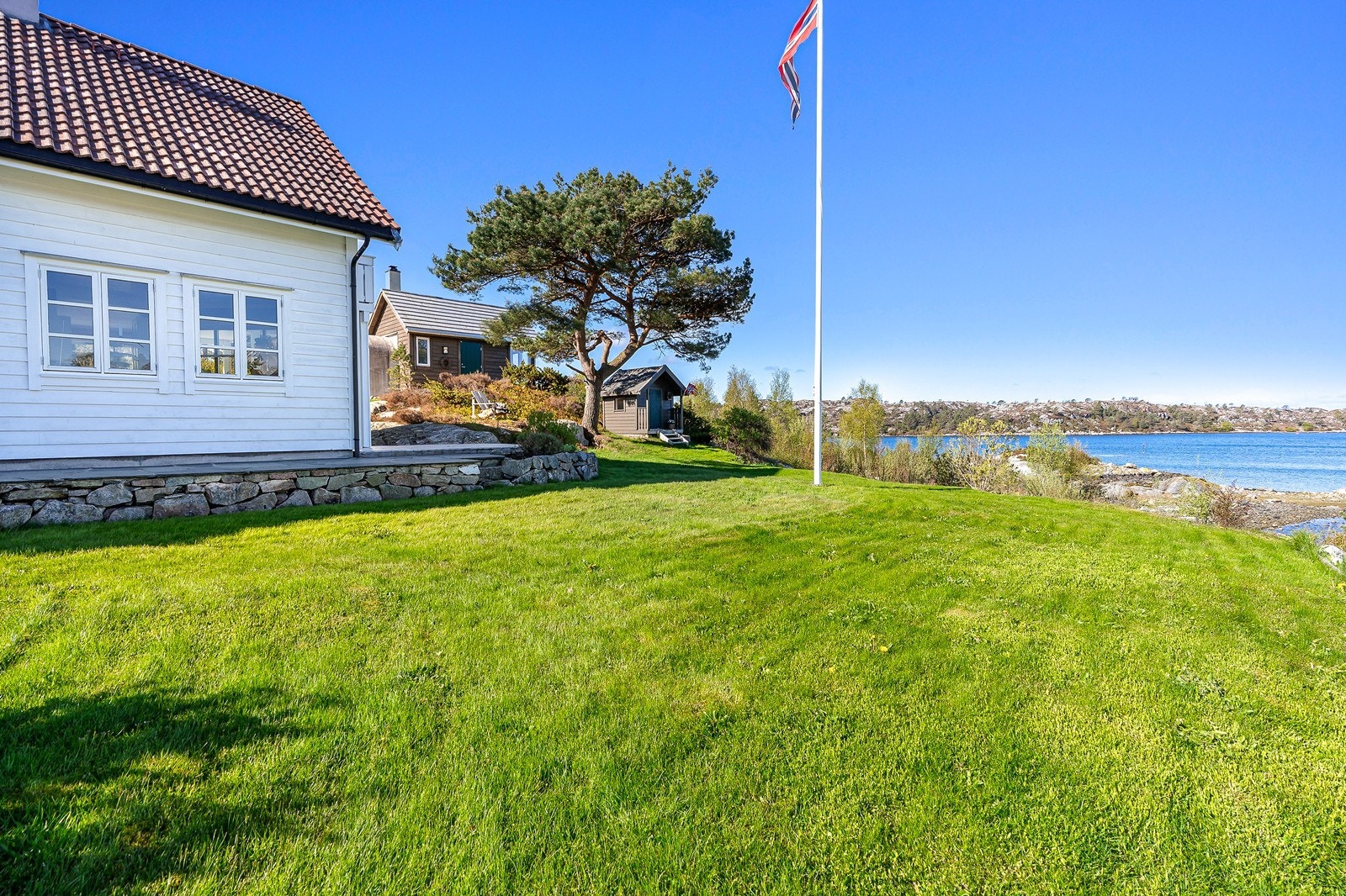 Romslig hage hvor både store og små kan boltre seg. Galleribilde