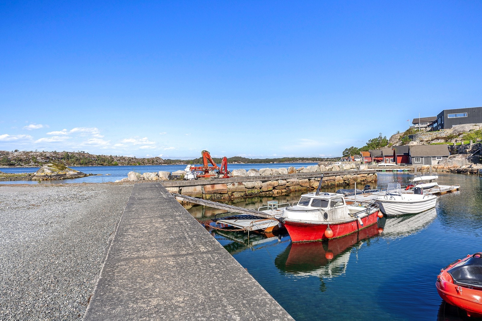 Ved nausttomten er det etablert flytebrygge med plass til båt. Galleribilde