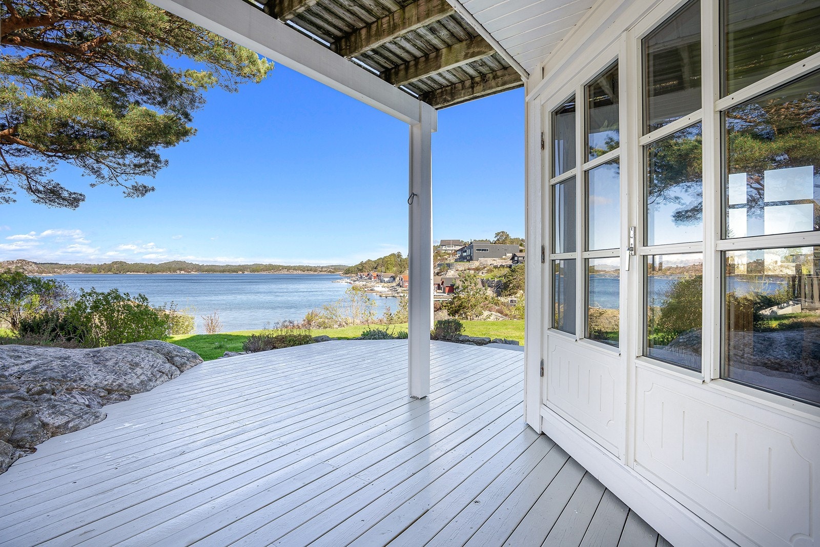 Flotte uteområder med terrasse og direkte adomst fra kjøkken/stue Galleribilde