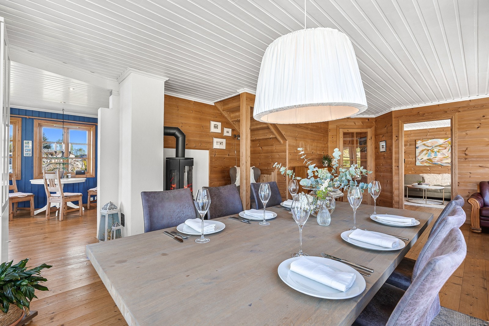 I stuen er det god plass til stor spisegruppe hvor familie og venner kan samles til hyggelige måltider Galleribilde