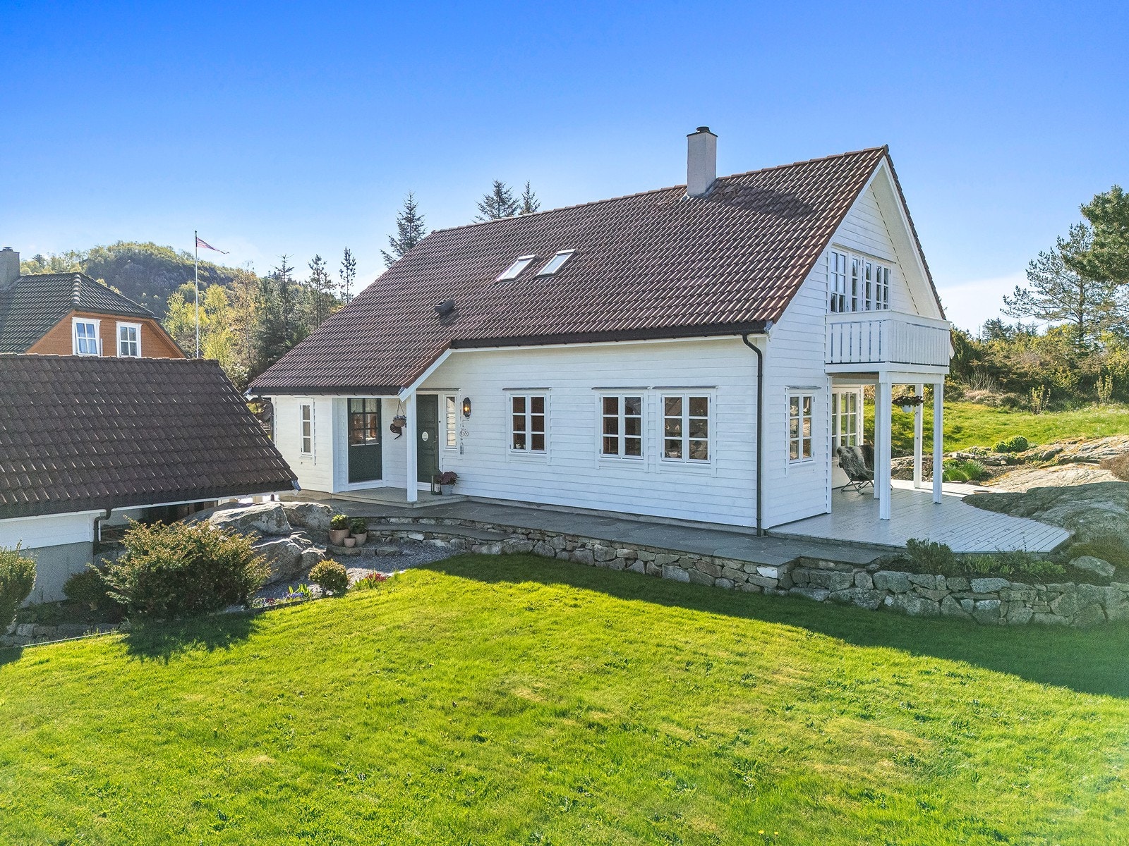 Boligen er innholdsrik og har flotte uteområder. Galleribilde