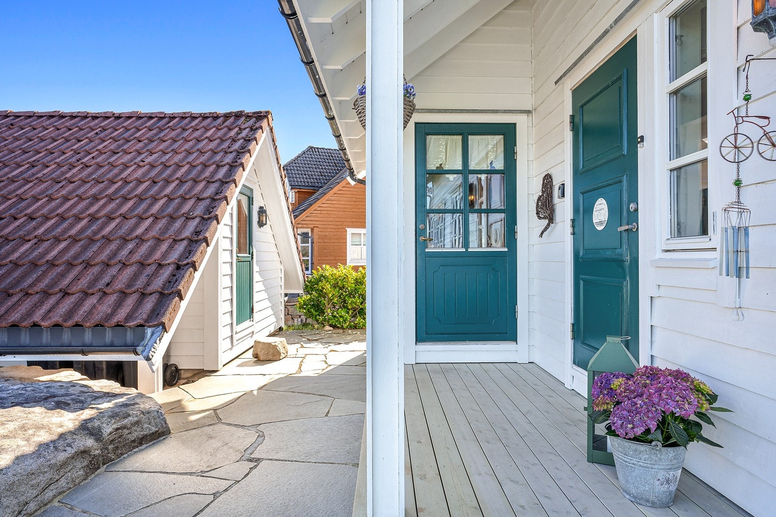 Pent opparbeidet inngansparti med skifer og direkte inngang til garasjeloftet. Galleribilde
