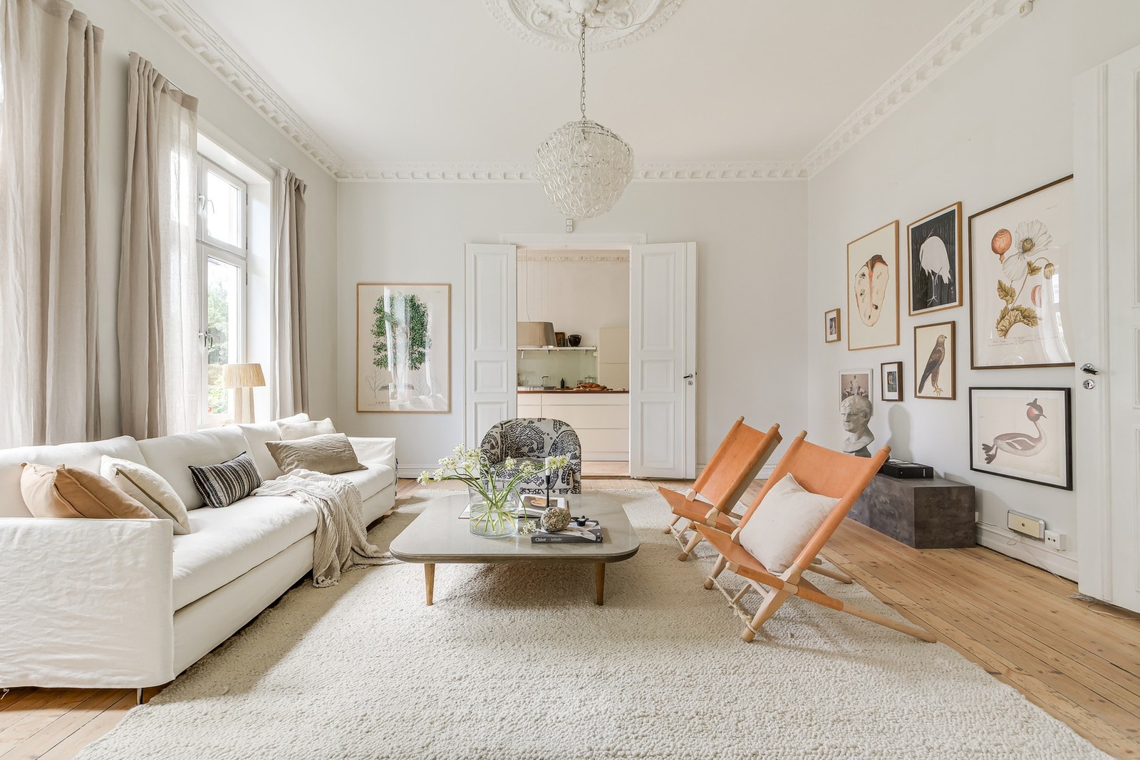 Rommet har gode møbleringsmuligheter med naturlige soner for både sofagruppe og sitteområde Galleribilde