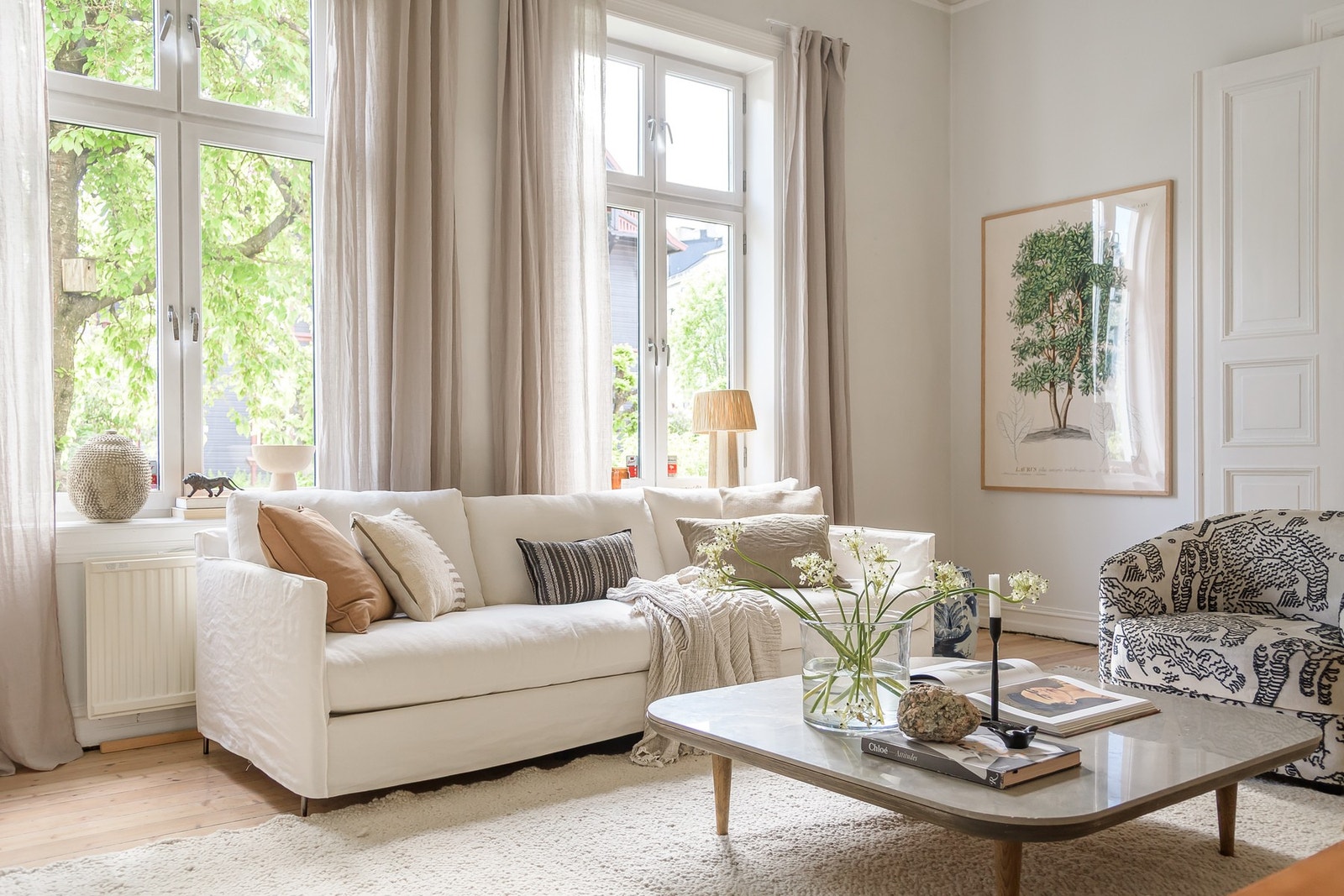 Leiligheten ligger i høy 1. etasje som gir godt med naturlig lys og begrenset innsyn. Galleribilde