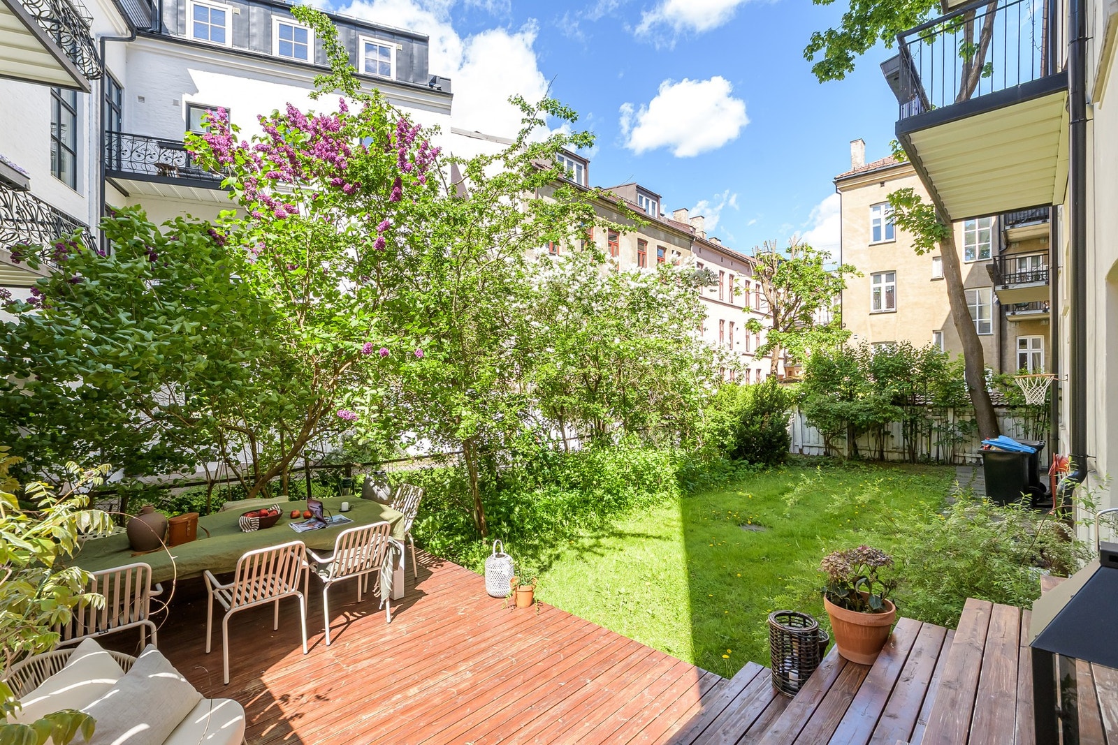 Terrassen og felleshagen får sol inn tidlig ettermiddag Galleribilde