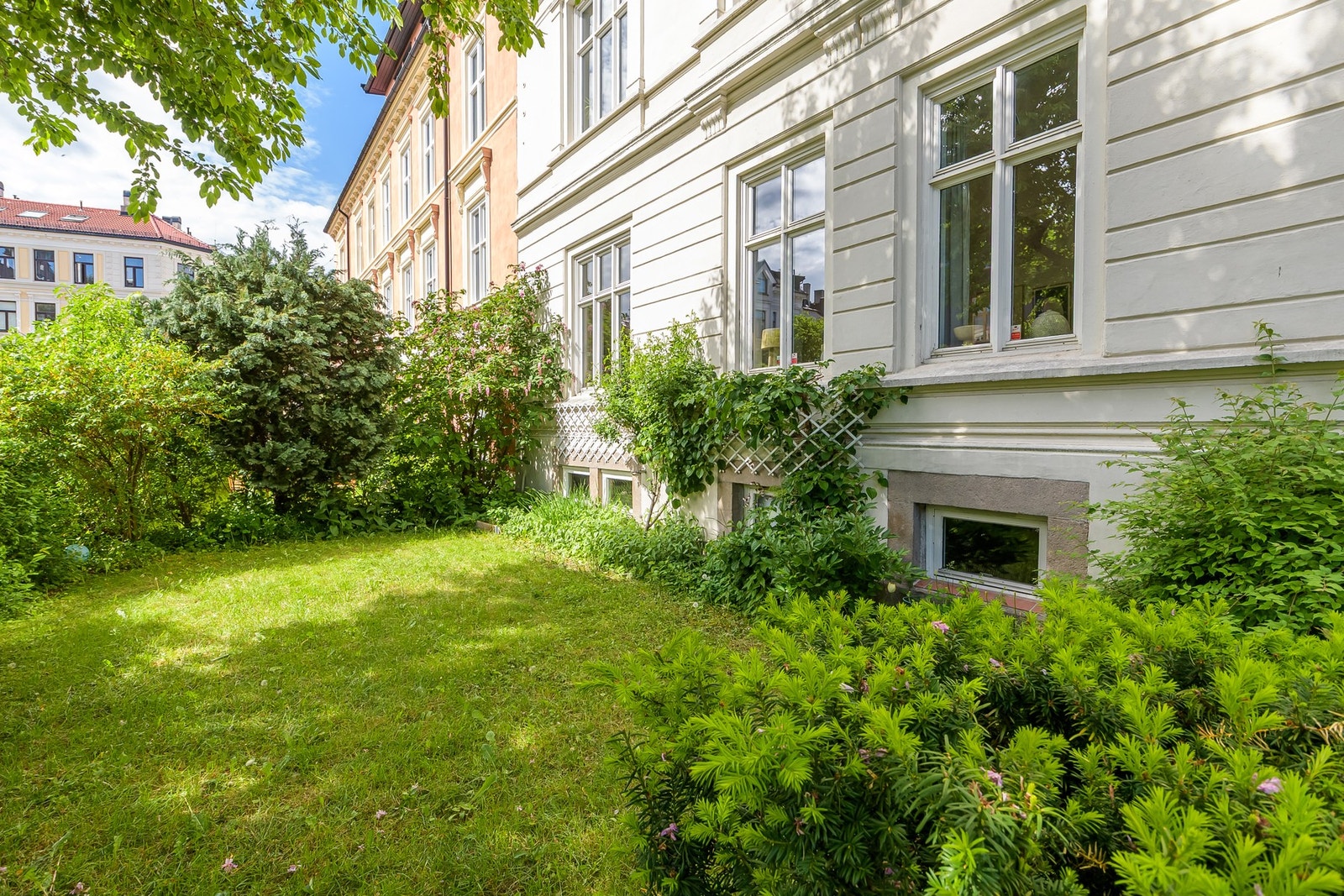 I tillegg har sameiet har en hyggelig og frodig felles forhage med plen, beplantning og flere soner for opphold Galleribilde