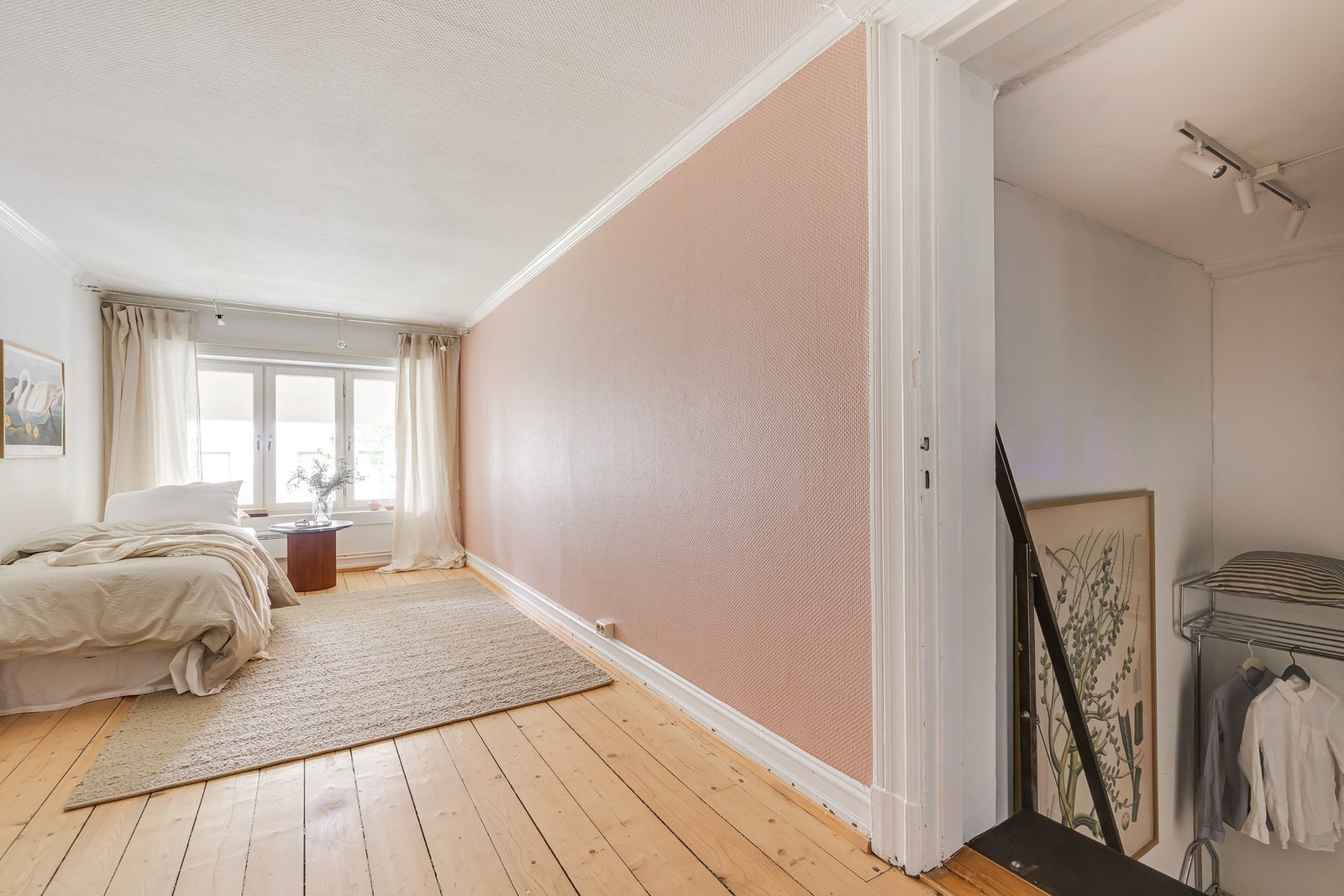 Innredet rom over portrommet. Rommet fremkommer ikke på originale arkitekttegninger, og megler er derfor ikke kjent med hva rommet opprinnelig er byggemeldt eller godkjent som Galleribilde
