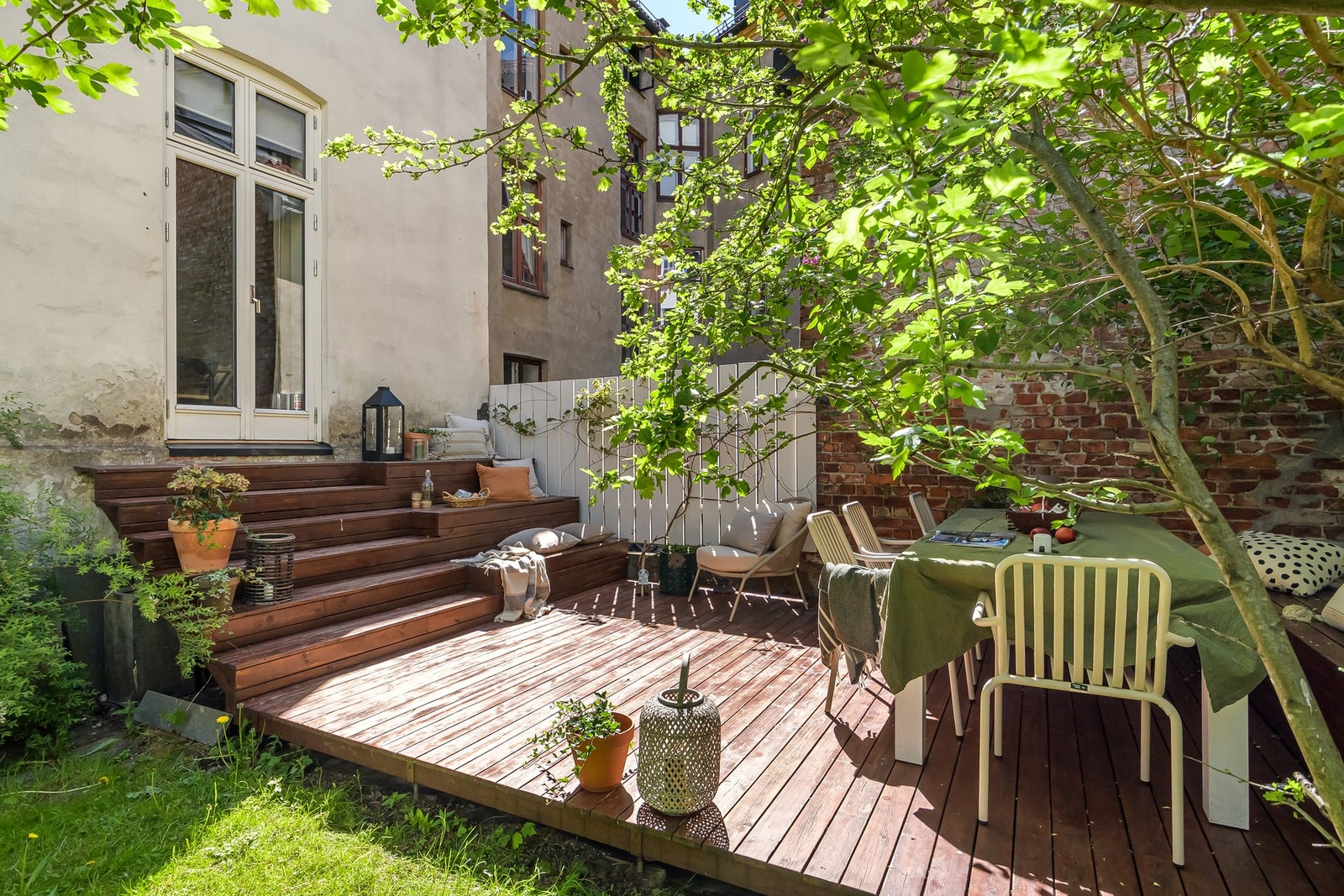 Terrassen har god plass til spisegruppe, loungeområde og beplantning, og fungerer som en naturlig forlengelse av oppholdsrommene i sommerhalvåret Galleribilde