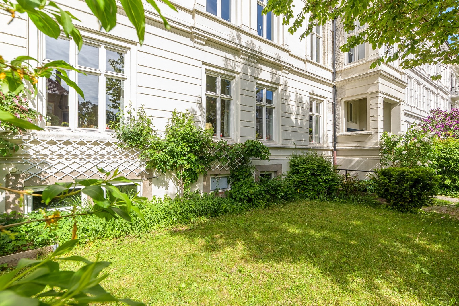 Hagen gir et grønt og skjermet miljø midt i byen, og fungerer som et naturlig samlingspunkt for beboerne i sommerhalvåret Galleribilde