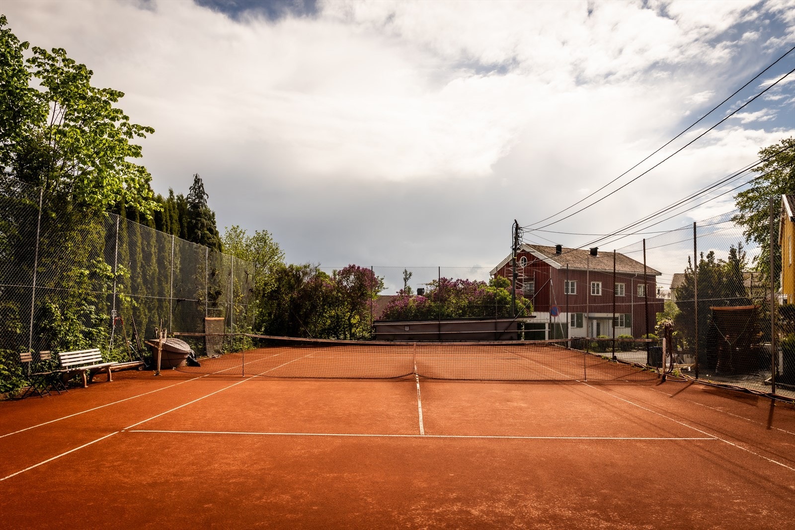 I disponeres andel i tennisbane, som ligger rett nedenfor boligen. Galleribilde