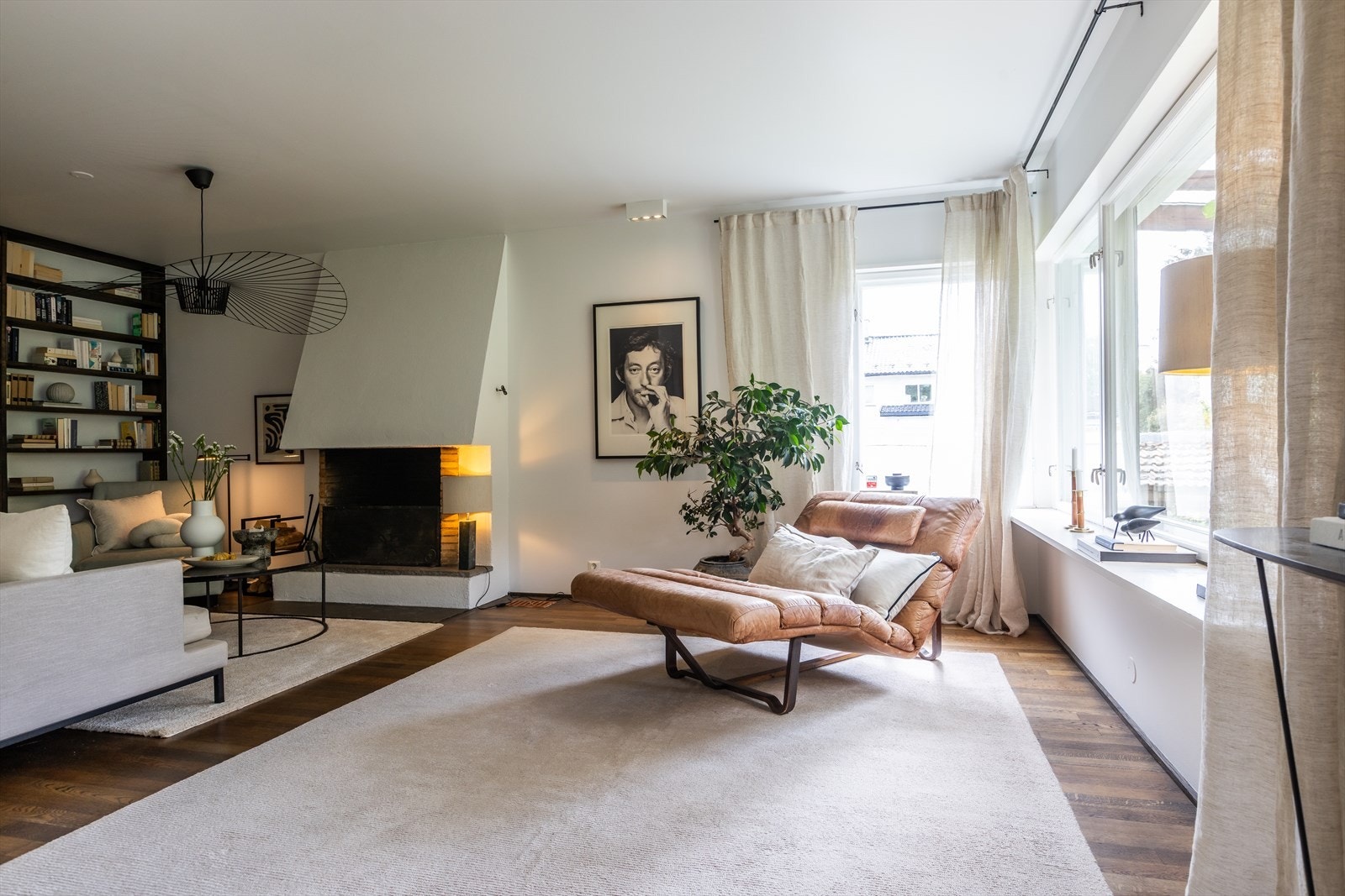 Stuen er av svært generøs størrelse, med mange innredningsmuligheter. Galleribilde